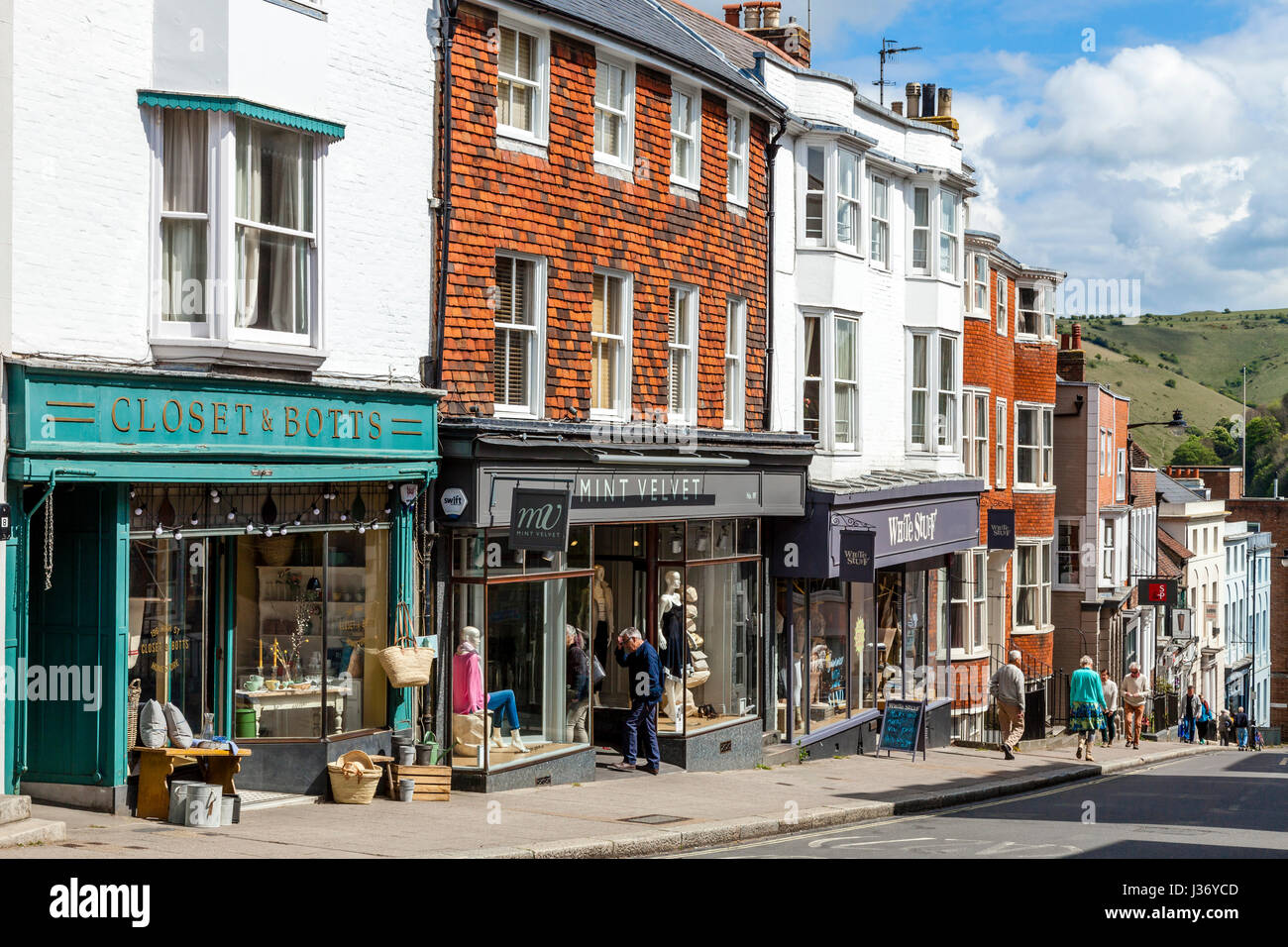 Bunte Geschäfte In High Street, Lewes, Sussex, Großbritannien Stockfoto