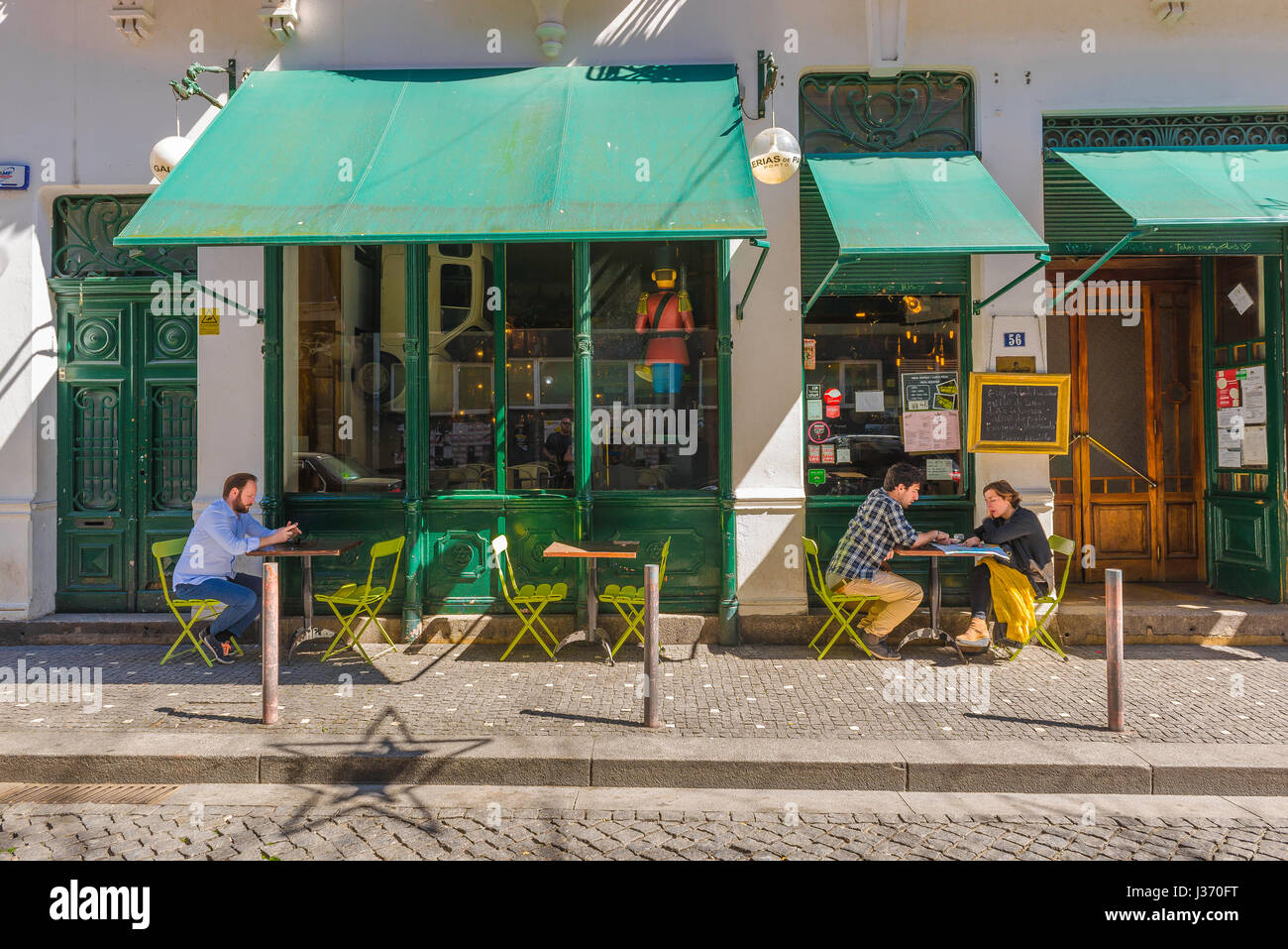 Cafe Porto Portugal, Blick im Sommer von Menschen sitzen an Tischen außerhalb einer Café-Bar in einer ruhigen Straße im Zentrum von Porto Altstadt, Portugal. Stockfoto