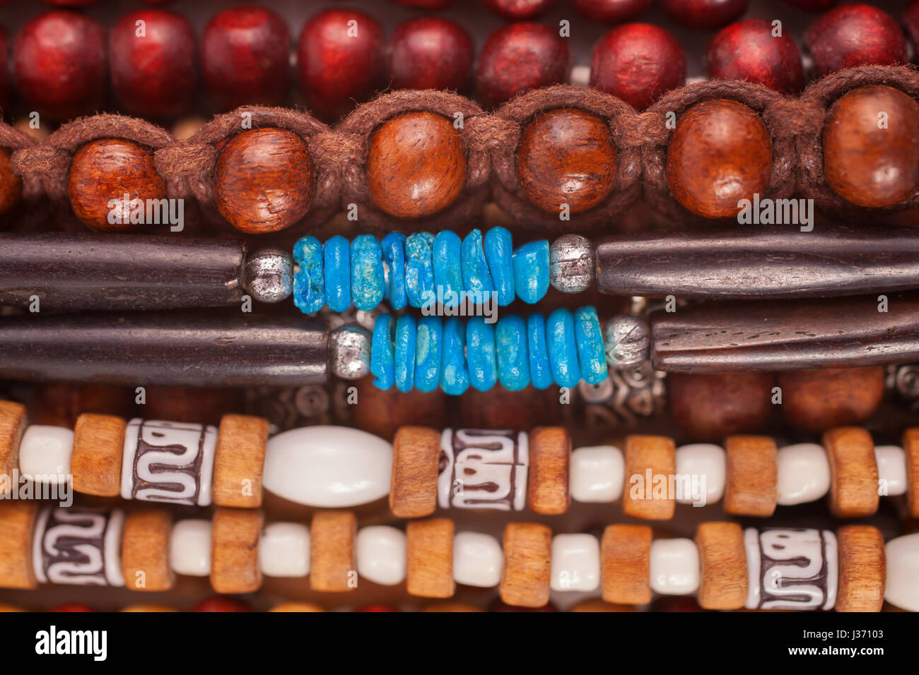 Eine Gruppe von ethnischen Holz Armbänder und Halsketten Nahaufnahme Stockfoto