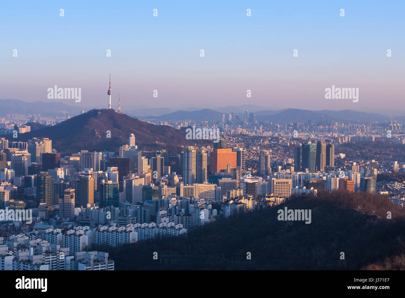 Seoul City und N Seoul Tower, Südkorea Stockfoto