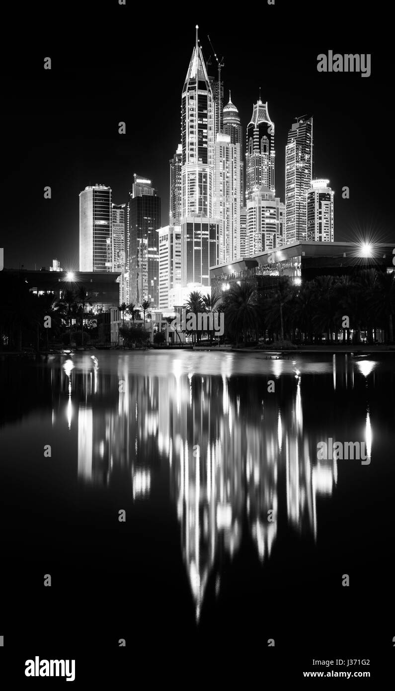 Nacht-Skyline von Dubai Marina Wohnviertel mit Reflexionen, Dubai, Vereinigte Arabische Emirate Stockfoto