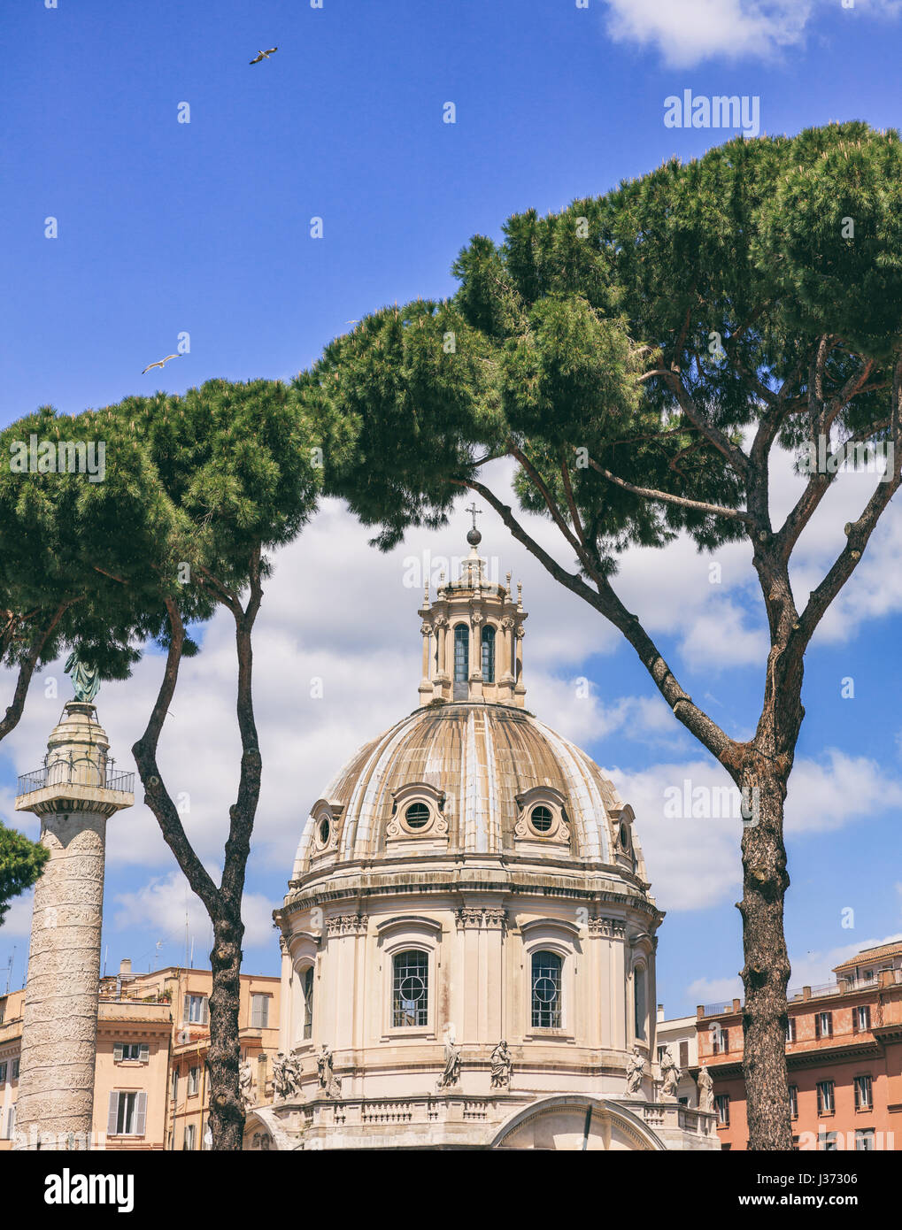 Rom, Italien - Santa Maria di Loreto Kirche und Stein Schirmpinien Stockfoto