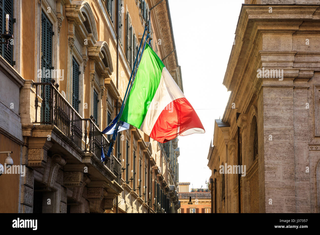 Rom, Italien - italienische Flagge Verzicht auf ein Gebäude Stockfoto