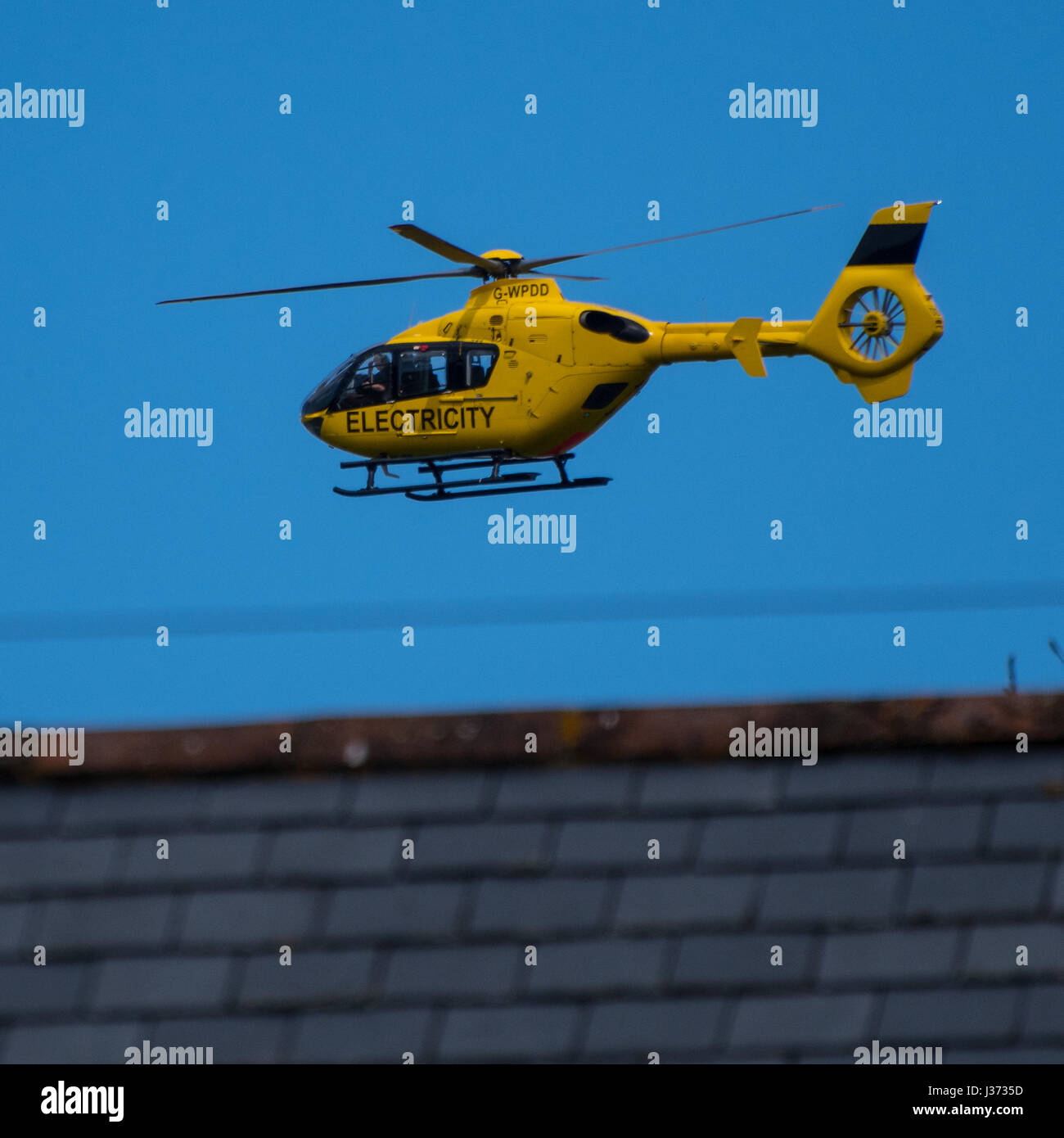 Eurocopter EC135P1 G-WPDD im Einsatz über Devon durch westliche macht Stromkabel überprüfen Stockfoto
