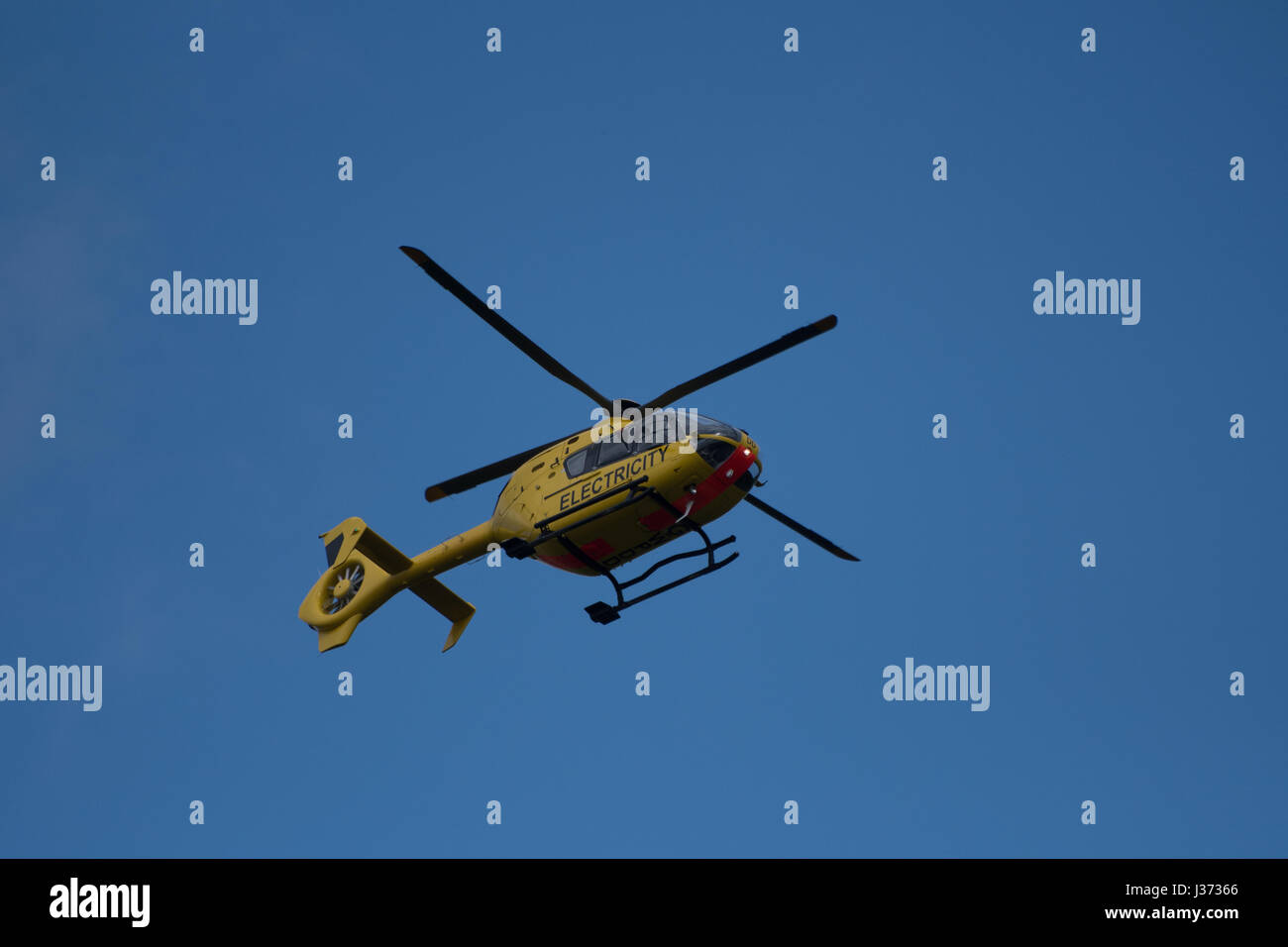 Eurocopter EC135P1 G-WPDD im Einsatz über Devon durch westliche macht Stromkabel überprüfen Stockfoto