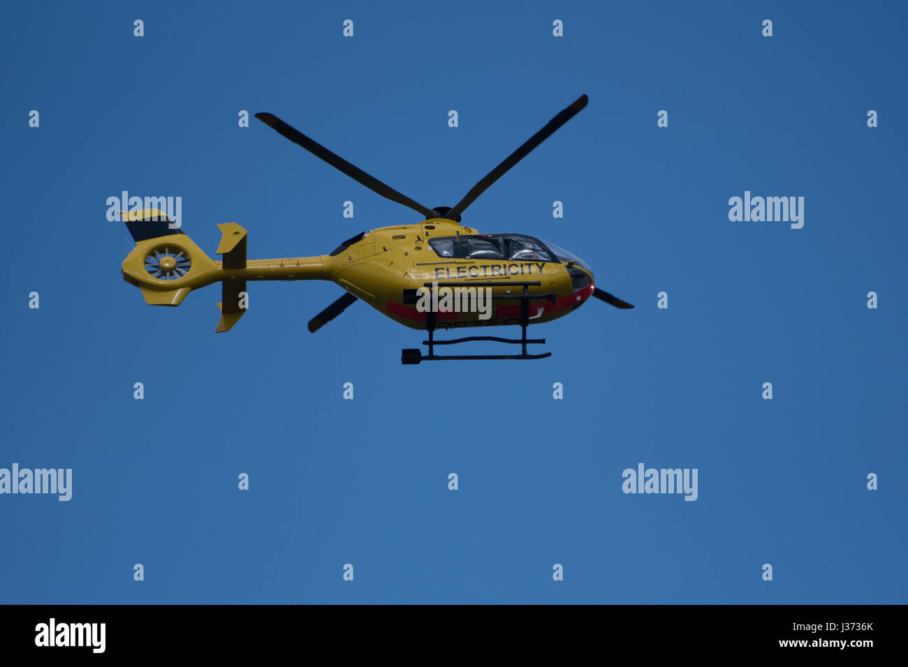 Eurocopter EC135P1 G-WPDD im Einsatz über Devon durch westliche macht Stromkabel überprüfen Stockfoto