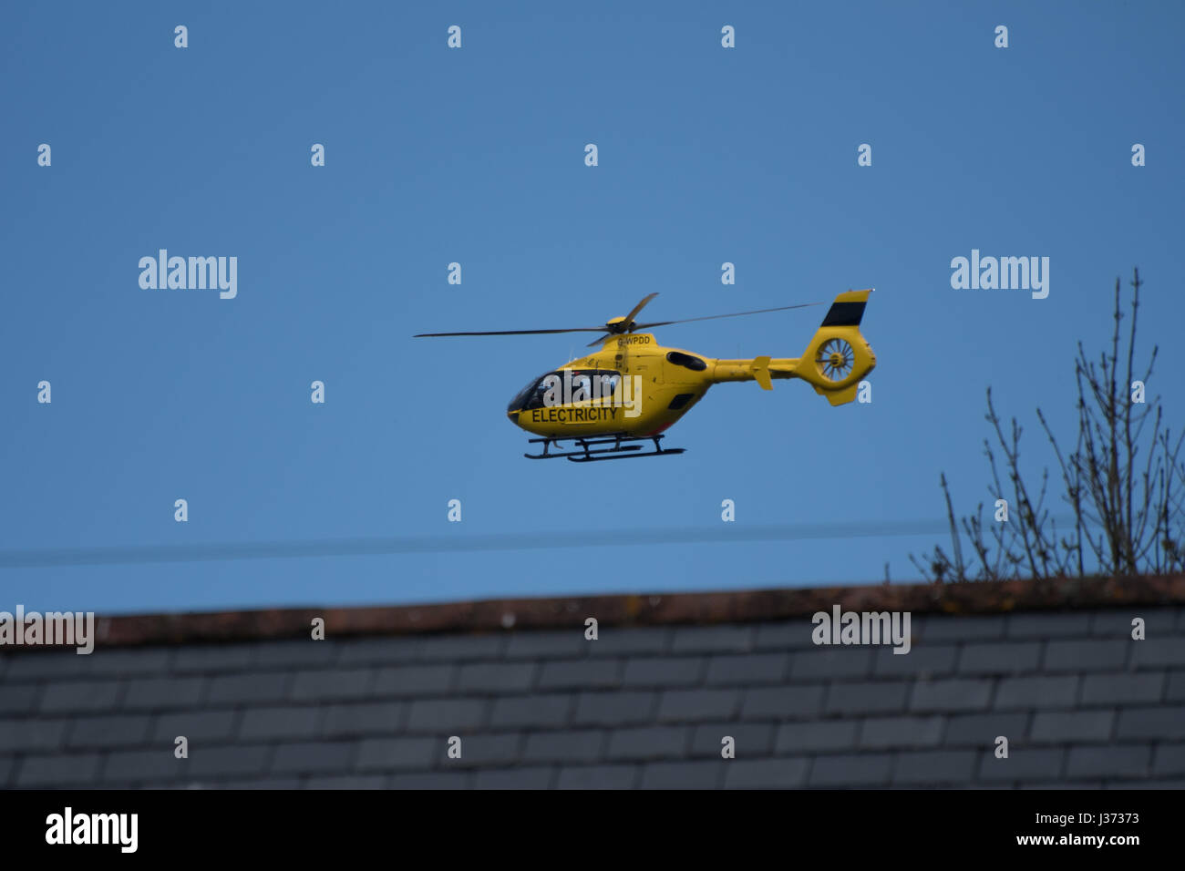 Eurocopter EC135P1 G-WPDD im Einsatz über Devon durch westliche macht Stromkabel überprüfen Stockfoto