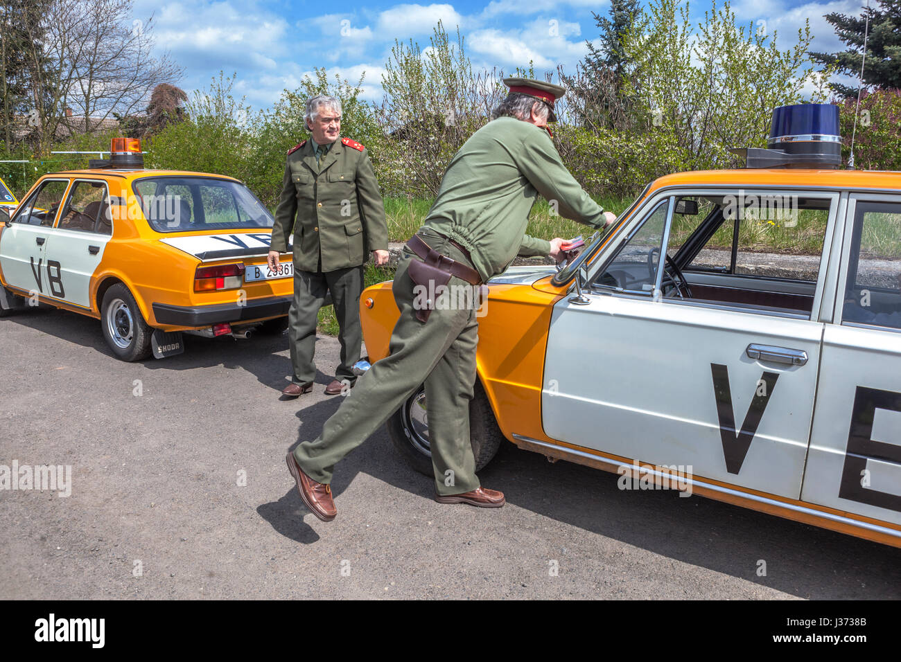 Personen in Uniform und Autos in der Farbe der tschechoslowakischen Polizei, öffentliche Sicherheit (Tschechisch: öffentliche Sicherheit (VB) anlässlich des 1. Mai in Stockfoto
