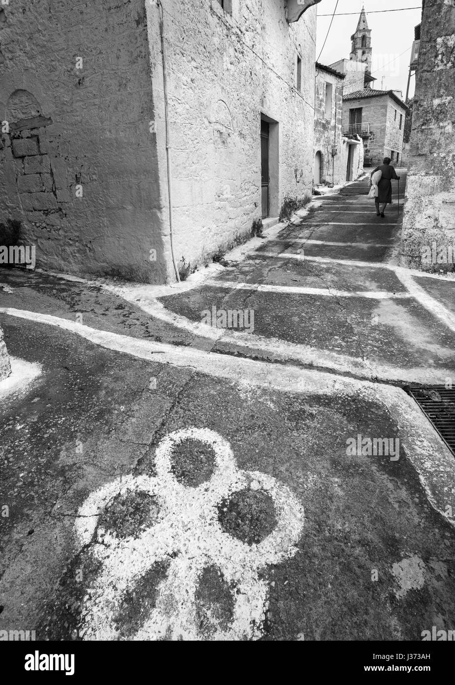 Eine bemalte Lane im Dorf Proastio, in der Nähe von Kardamyli in der äußere Mani Süd-Peloponnes, Griechenland. Stockfoto