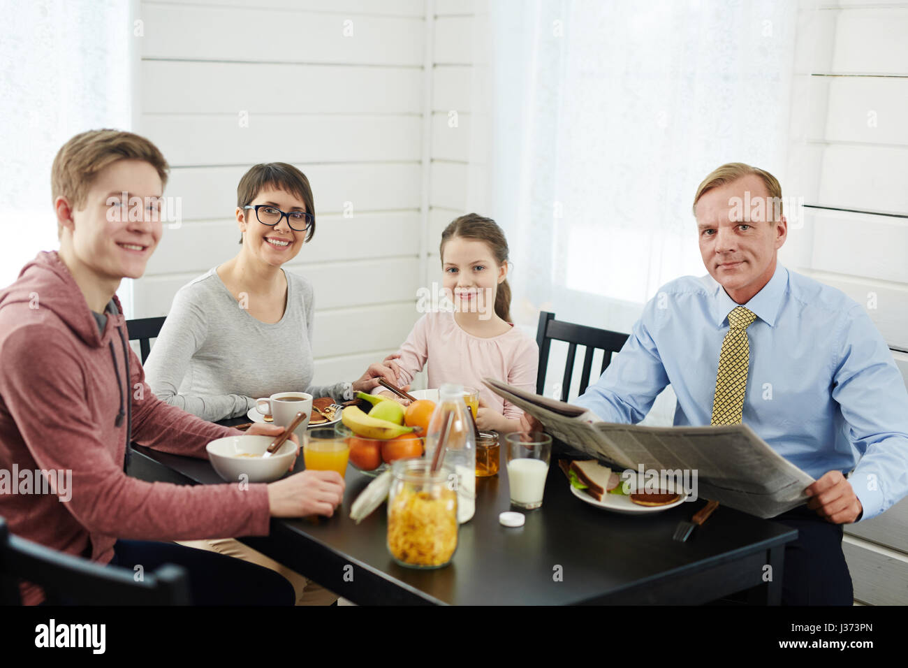 Gesund und lecker Frühstück mit der Familie Stockfoto