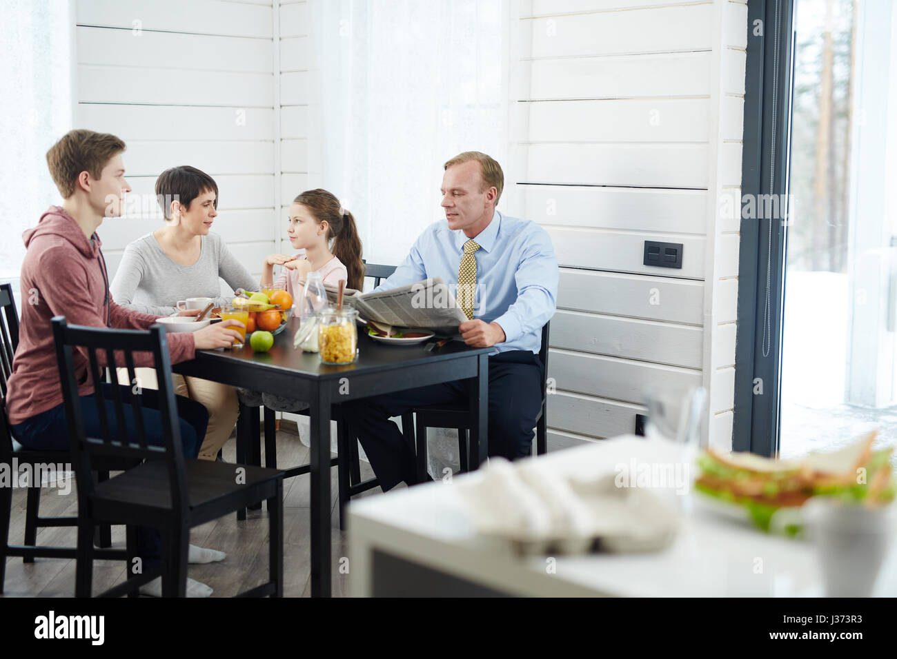 Wintermorgen mit Familie zu verbringen Stockfoto
