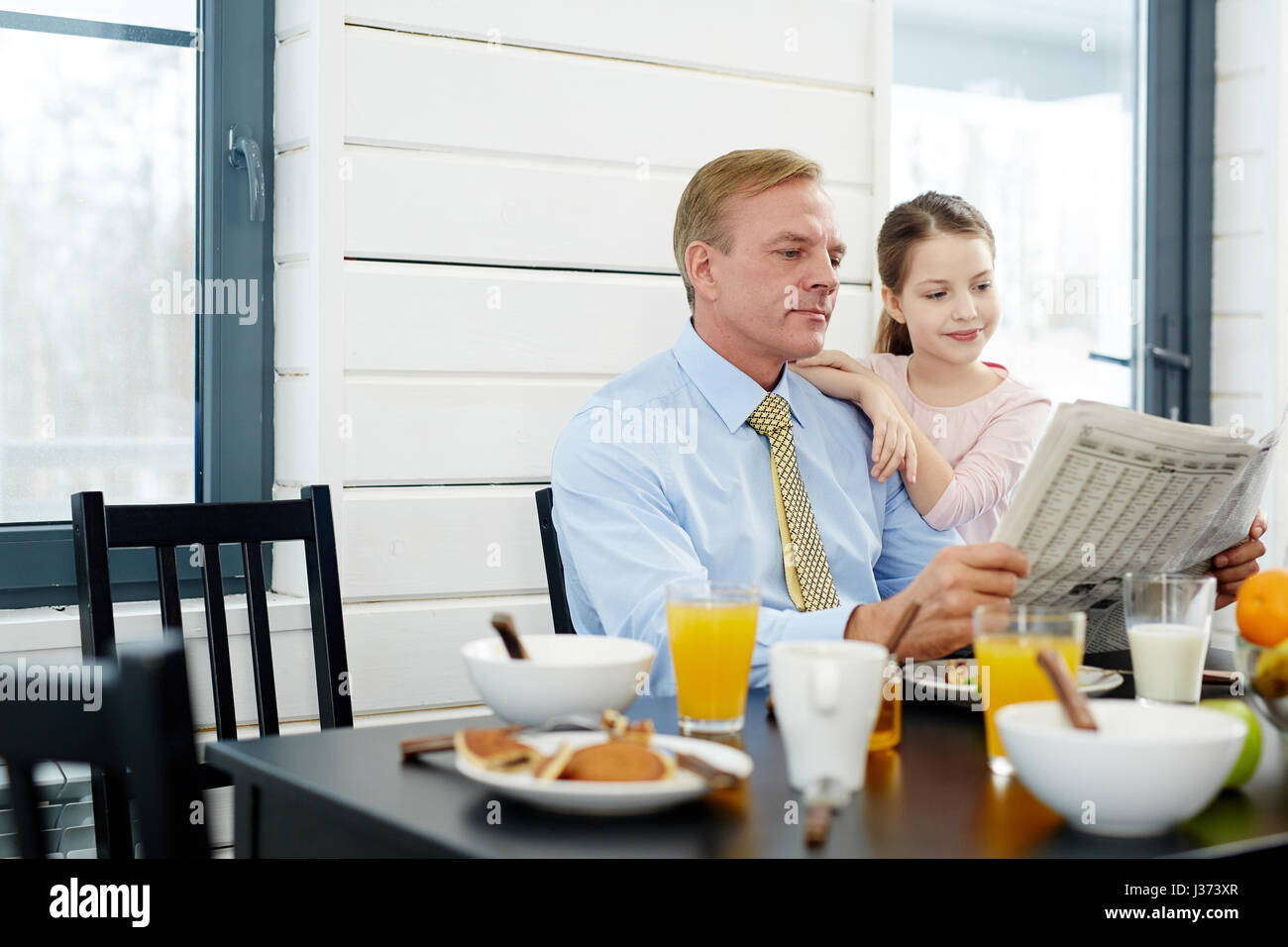 Beim Frühstück lesen Zeitung Stockfoto