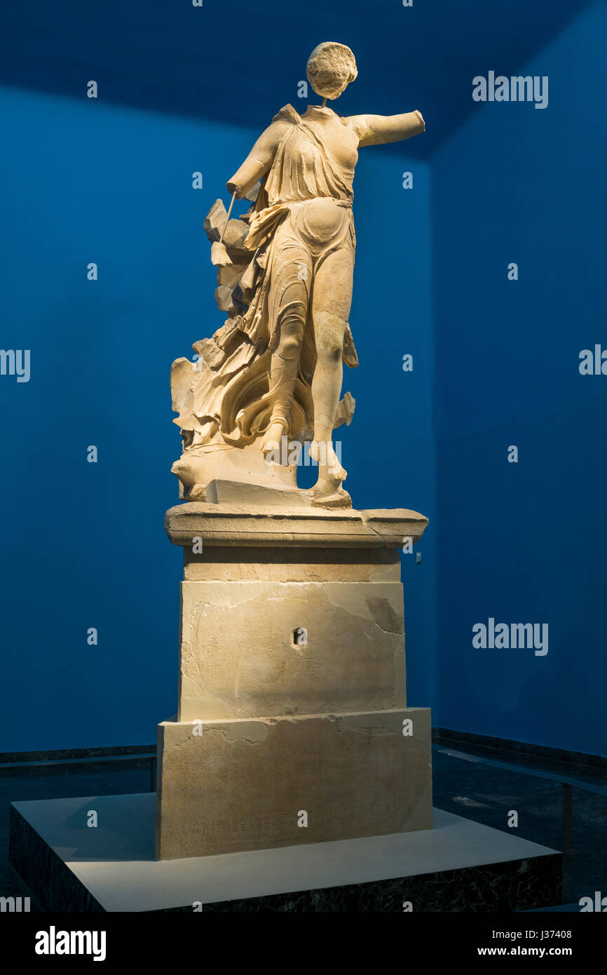 5. Jh. BC Statue der Nike des Paionios, griechische Göttin des Sieges, in das Museum im antiken Olympia, Peloponnes, Griechenland. Stockfoto