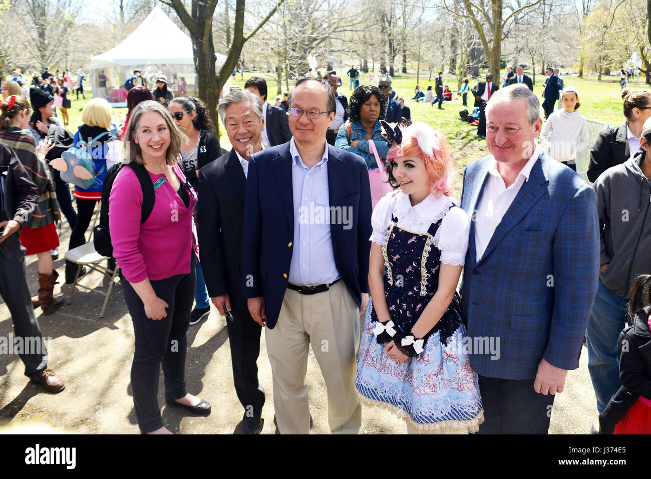 Philadelphia-Bürgermeister Jim Kenney und einer Delegation der japanischen Würdenträger, darunter Generalkonsul von Japan in New York posieren für Fotos bei einem Rundgang durch Stockfoto