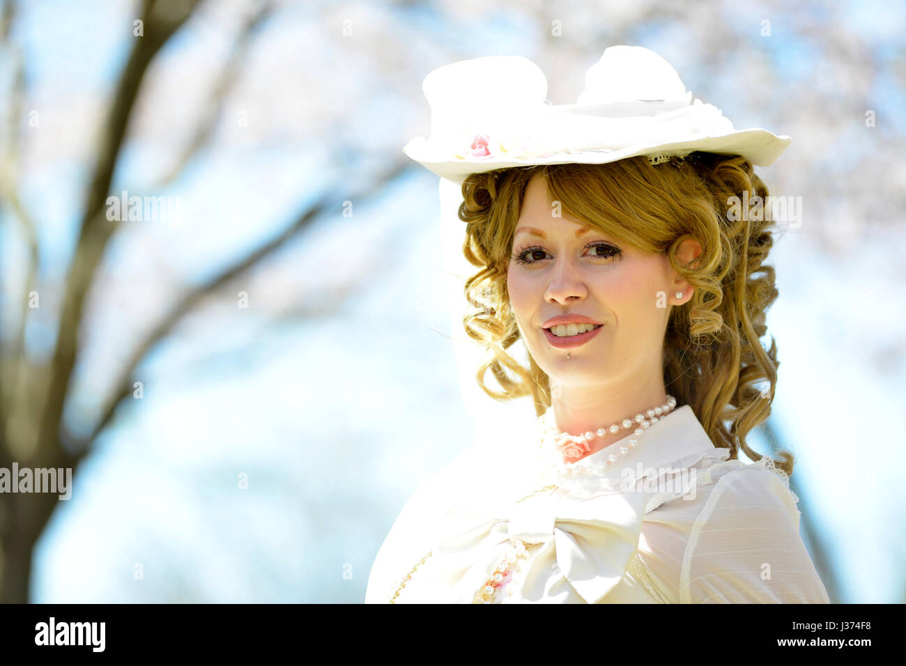 Stephanie von Altmiller, FEASTERVILLE PA zeigt Ihre Authentische japanische Lolita Stil Street fashion Sie second hand kaufen, da sie posiert während der Stockfoto