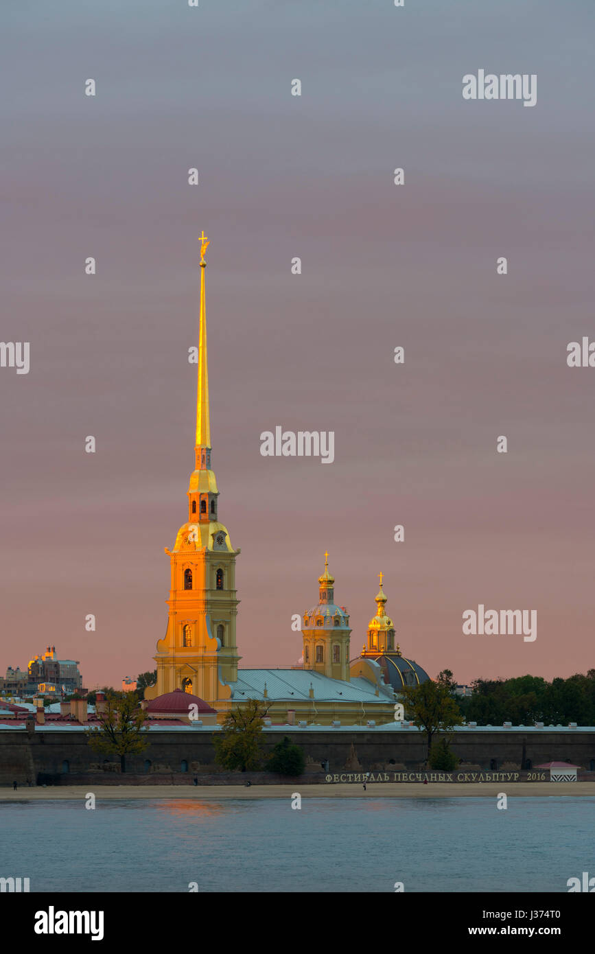 Die St. Peter und Paul Cathedral erhebt sich über der Peter und Paul Fortress, Sankt Petersburg, Russland Stockfoto