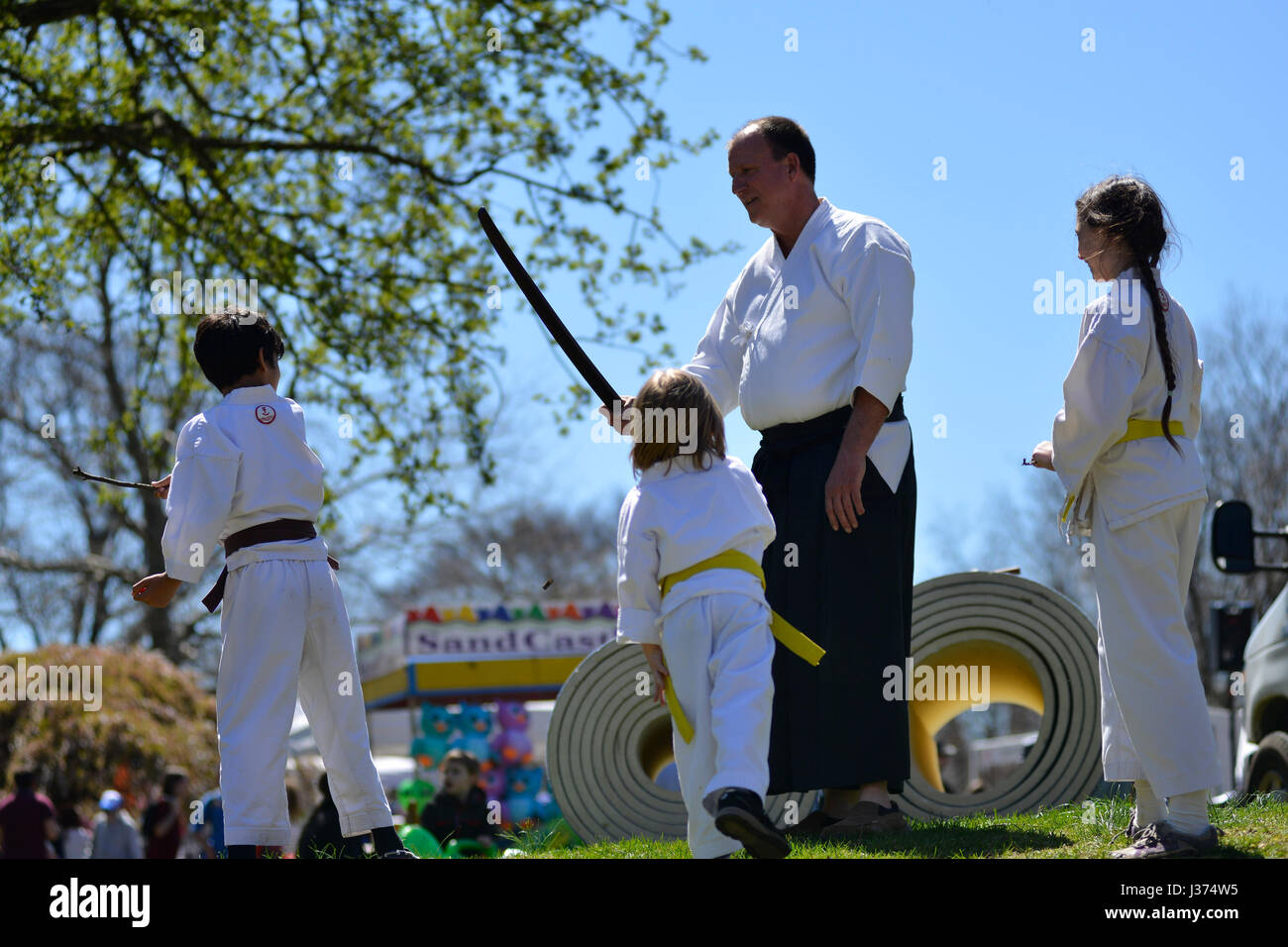 Tausende genießen kultige Elemente der japanischen Kultur unter abgebildeten Perfekte Wetterbedingungen während der 20. jährlichen Cherry Blossom Festival in Fa Stockfoto
