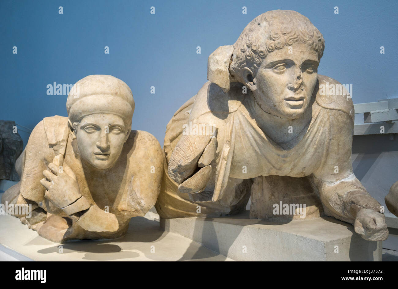 4. Jahrhundert v. Chr. Statuen von einem weiblichen Lapiths, auf dem Westgiebel des Zeustempels. Archäologisches Museum, das antike Olympia, Peloponnes, Griechenland. Stockfoto