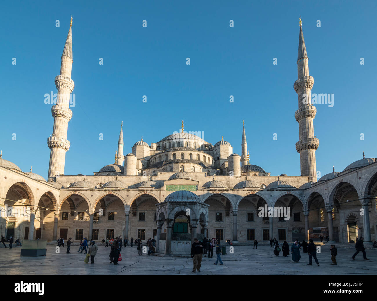 Innenhof des Sultan Ahmet oder blaue Moschee, Sultanahmet, Istanbul, Türkei Stockfoto