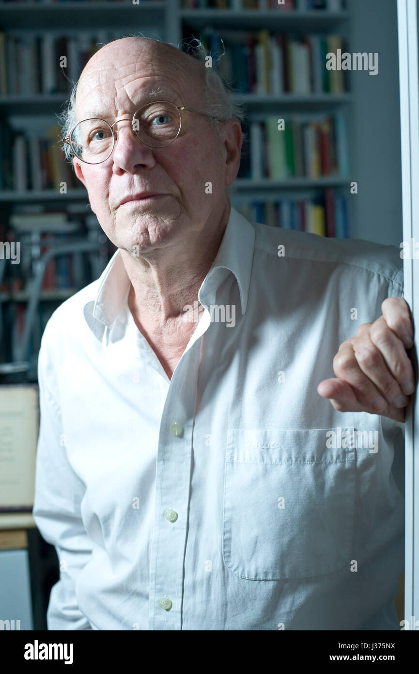 Sir Christopher Ricks, britischer Literaturkritiker und Gelehrter, in der London Review Bücher Buchhandlung, 30.07.2010.  Copyright Nick Cunard/Writer Bilder wenden Sie sich an unter + 44 (0) 20 822 41564 info@writerpictures.com www.writerpictures.com Stockfoto