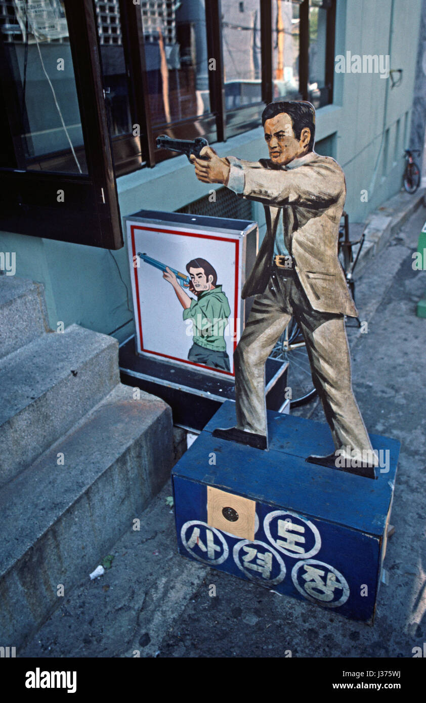 Pappe ausgeschnitten außen Seoul City-Kino, Werbung in Südkorea Gangsterfilm, Asien, 1980er Jahre, 80er Jahre, 1980-1990 Stockfoto