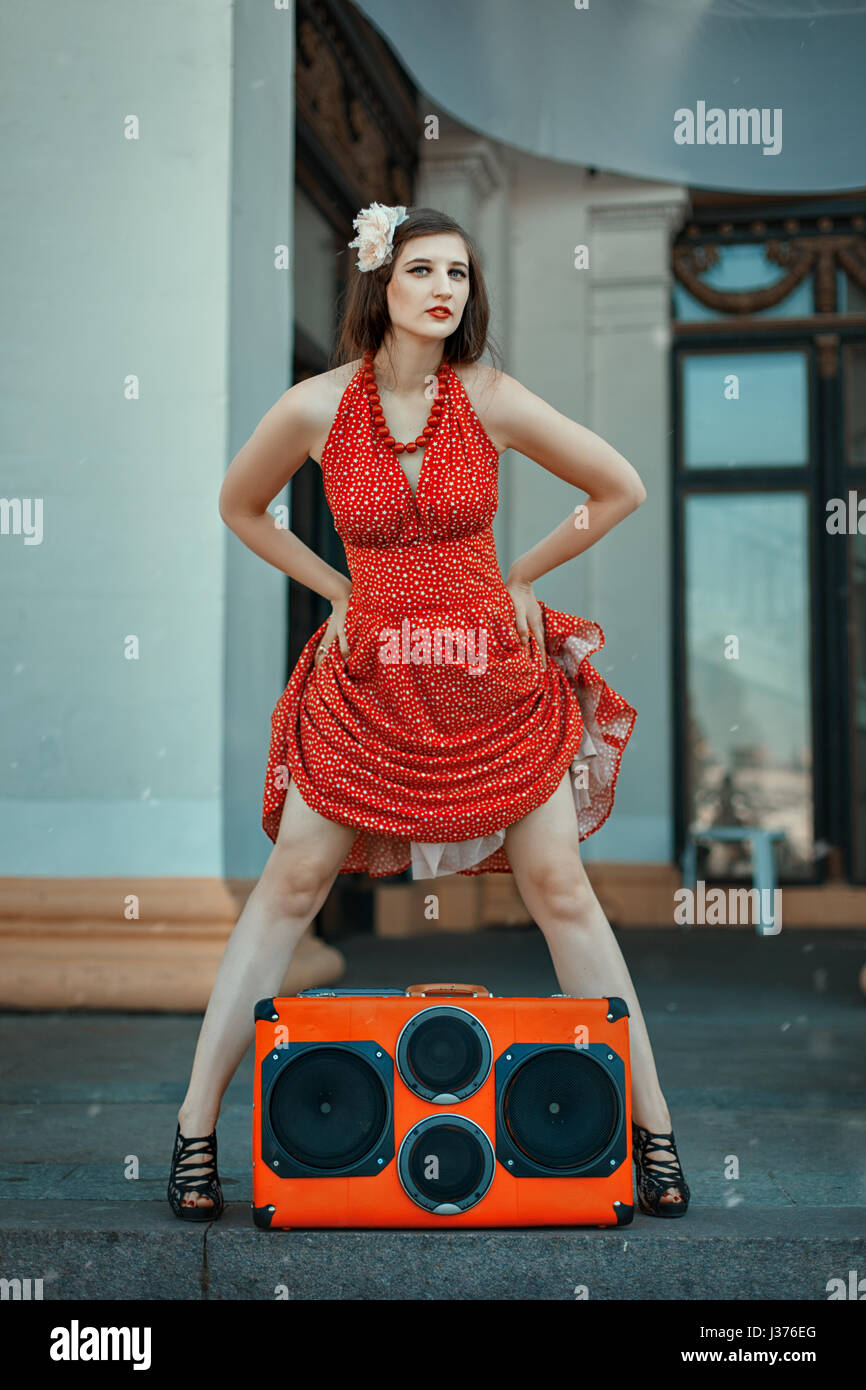 Frau tanzt in der Nähe der musikalische Installation, Retro-Stil. Stockfoto