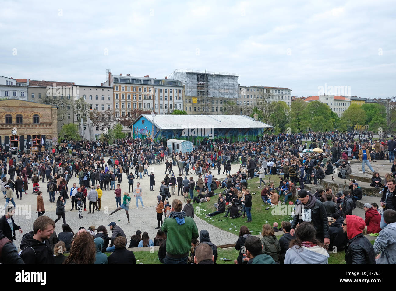 Viele Menschen in überfüllten Park (Görlitzer Park) während der Tag der Arbeit / Mai Tag in Berlin, Kreuzberg. 1. Mai in Berlin. Stockfoto
