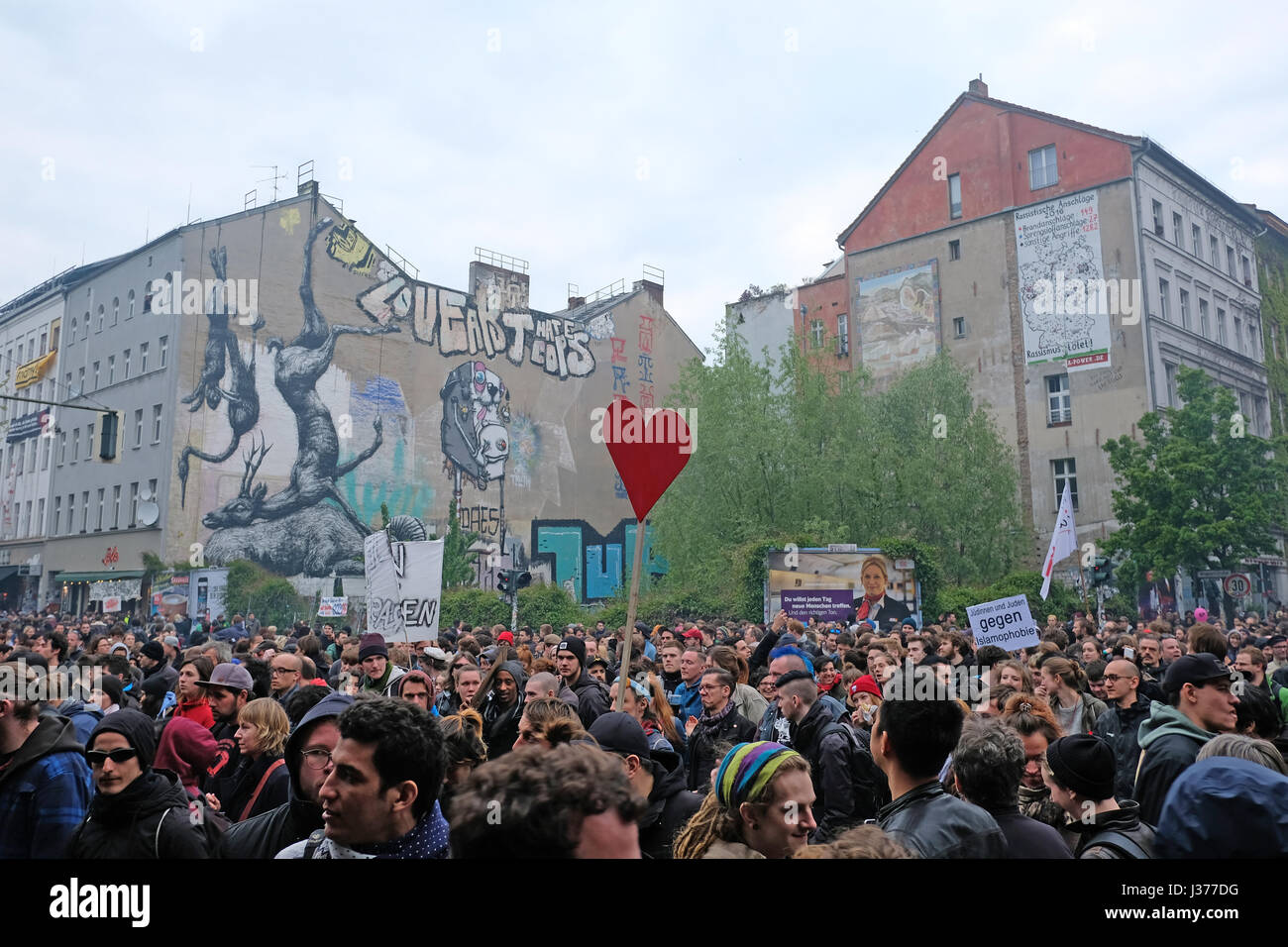 Viele Menschen überfüllten Straße während der Tag der Arbeit / Mai Tag in Berlin, Kreuzberg. 1. Mai in Berlin. Stockfoto