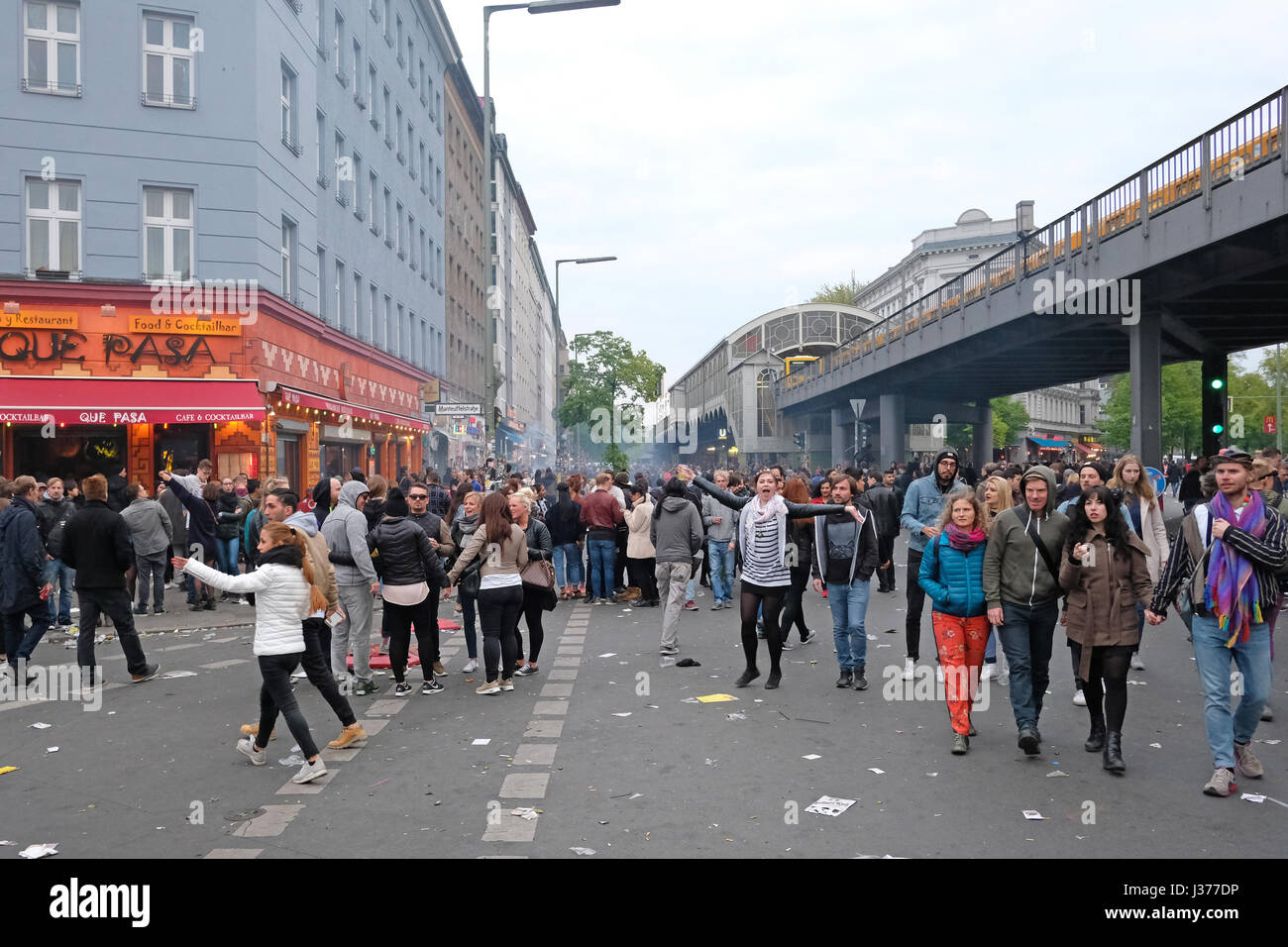 Viele Menschen überfüllten Straße während der Tag der Arbeit / Mai Tag in Berlin, Kreuzberg. 1. Mai in Berlin. Stockfoto
