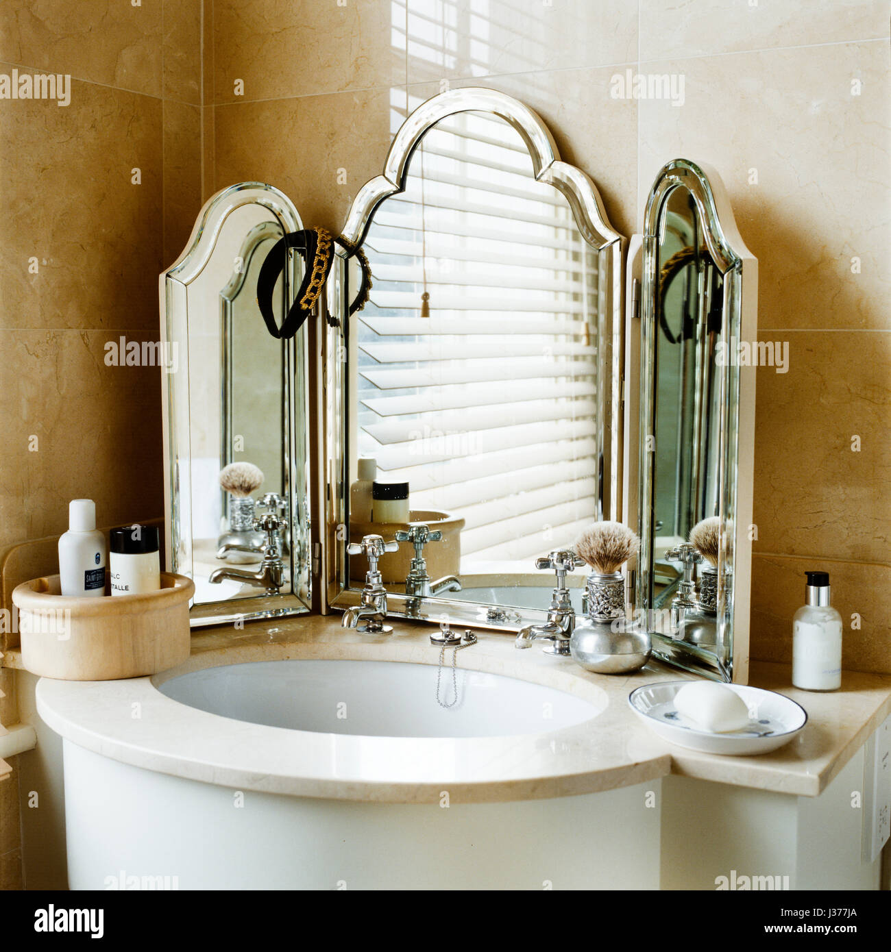 Luxuriöses Badezimmer Waschbecken und Spiegel. Stockfoto