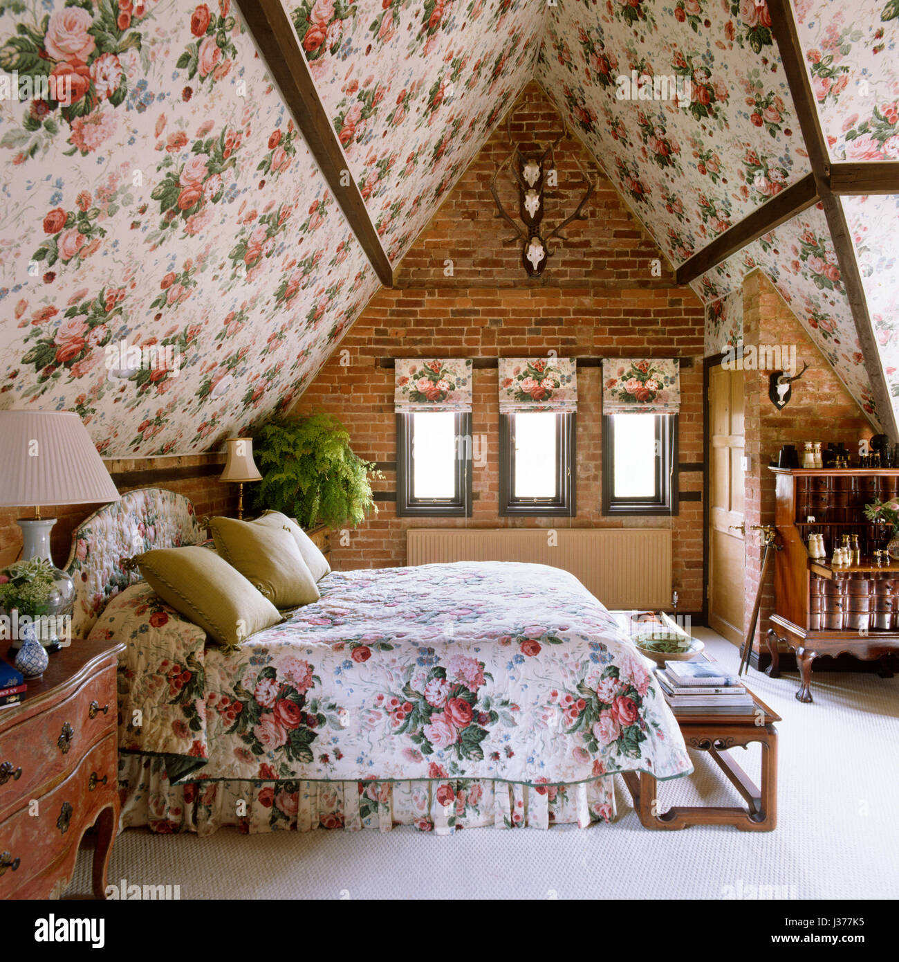 Edwardianischen Stil Schlafzimmer mit floral gemusterte Decke und Bettwäsche. Stockfoto