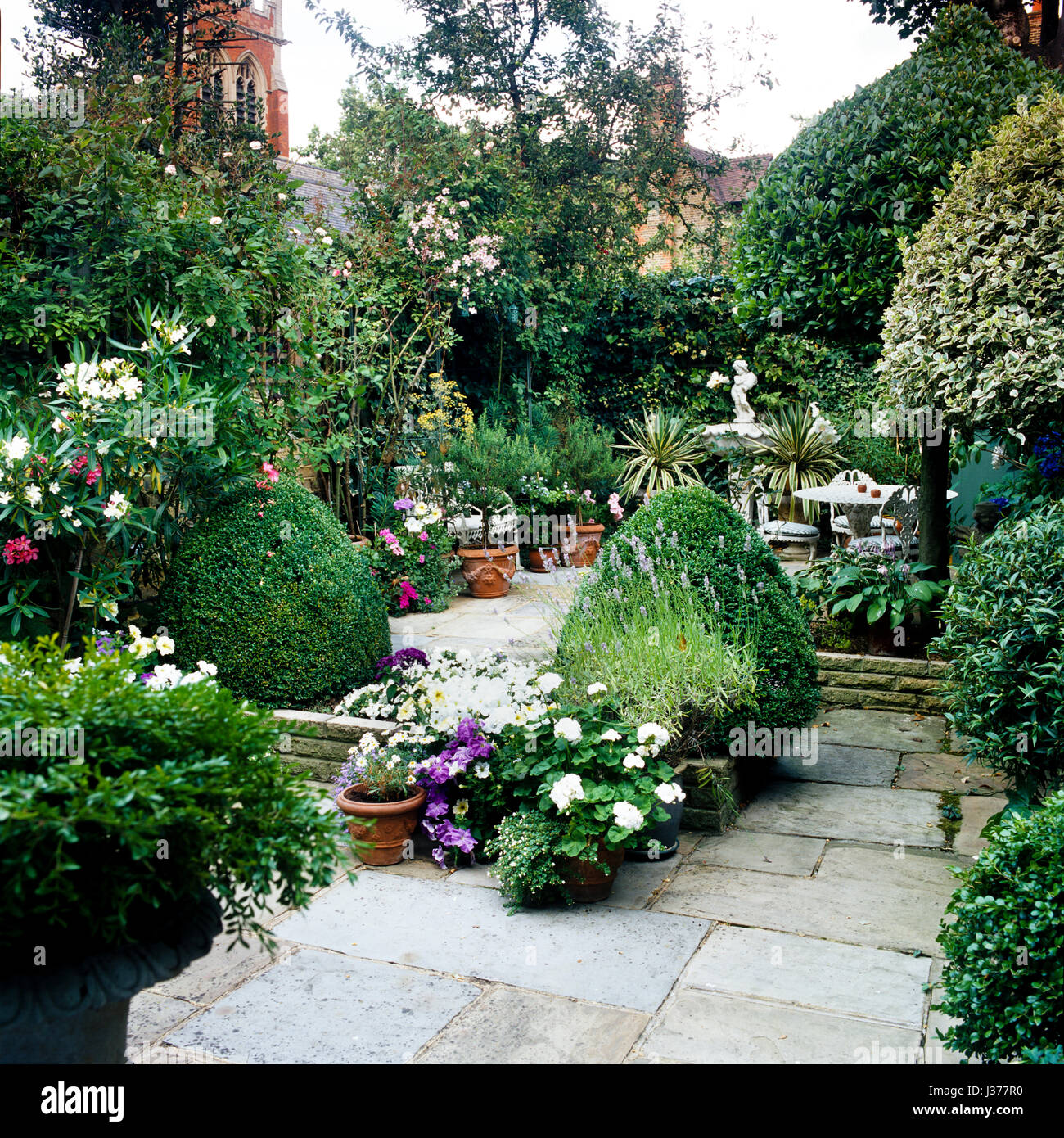 Garten im Innenhof eines Hauses. Stockfoto