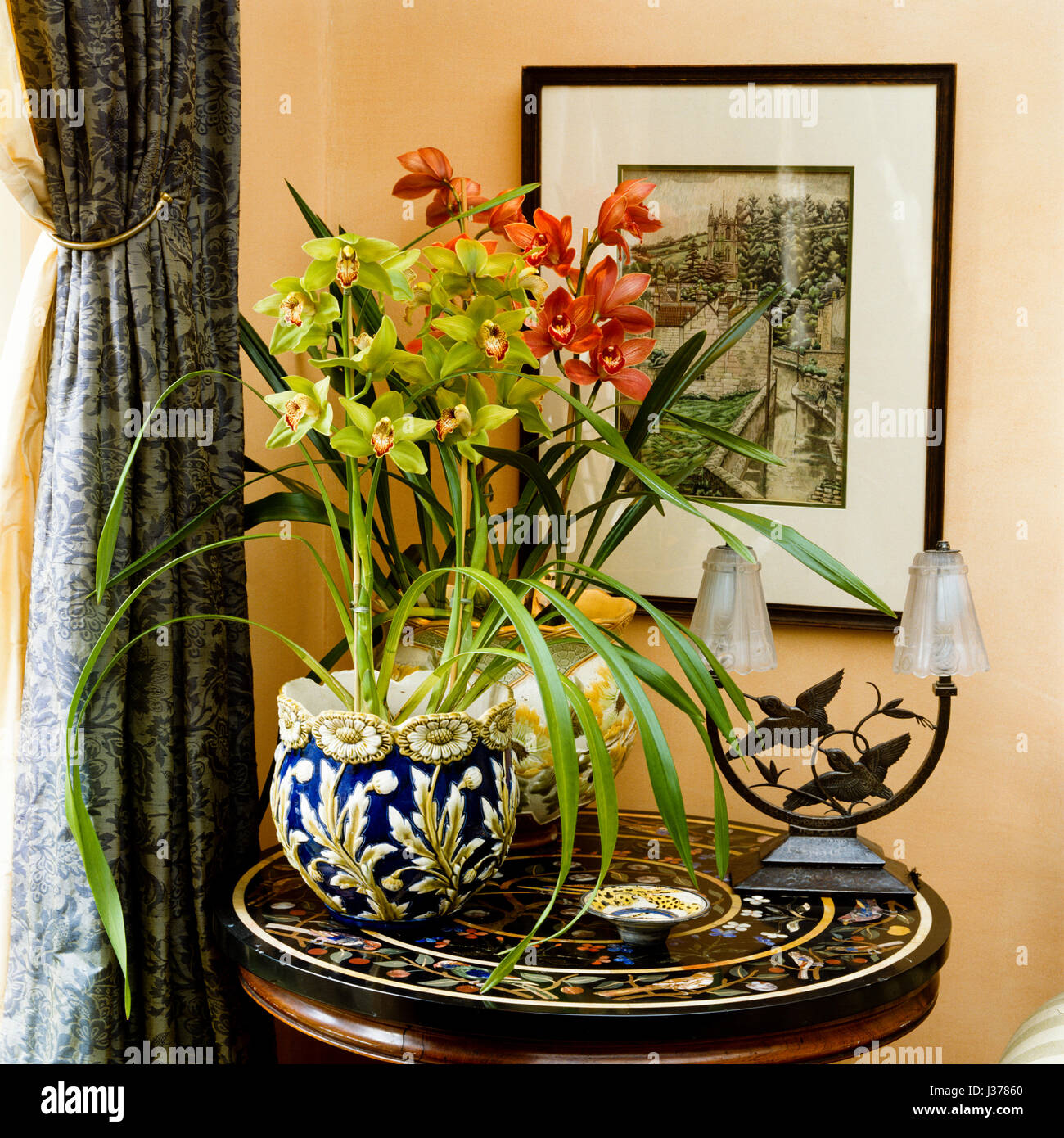 Beistelltisch mit Zimmerpflanzen und Lampe. Stockfoto