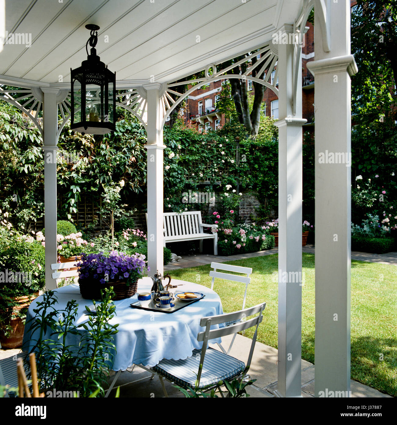 Garten mit Tisch und Stühlen. Stockfoto