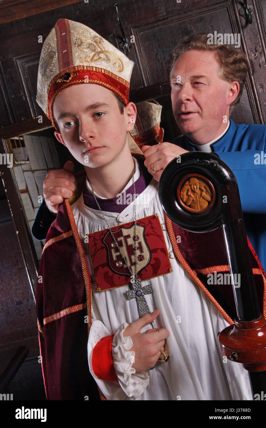 Der junge Bischof von Hereford Cathedral Patrick dunachie mit Canon kanzlerwahl Christopher pullin (blaues Kleid) Stockfoto