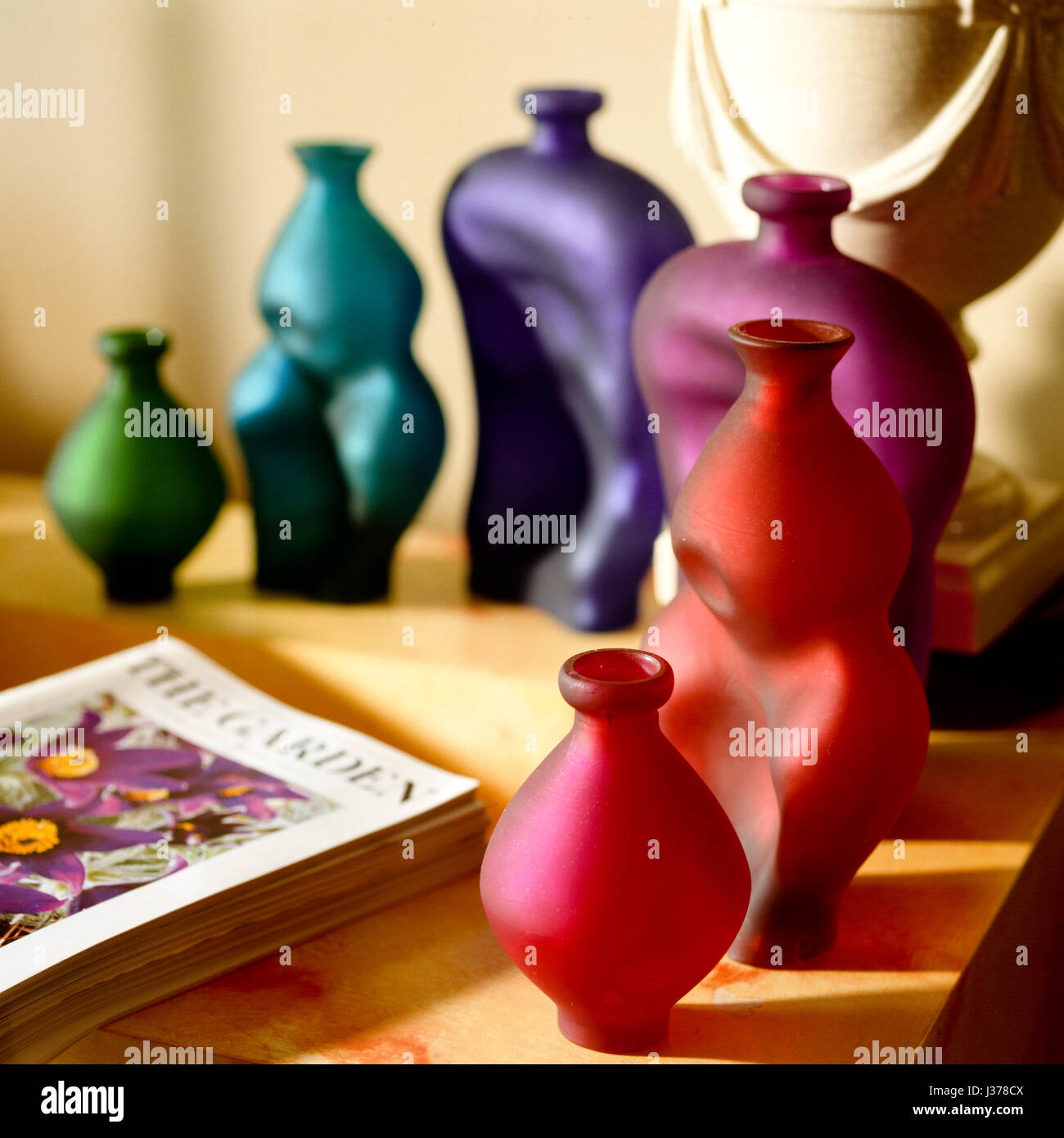 Farbigen Vasen und Buch. Stockfoto