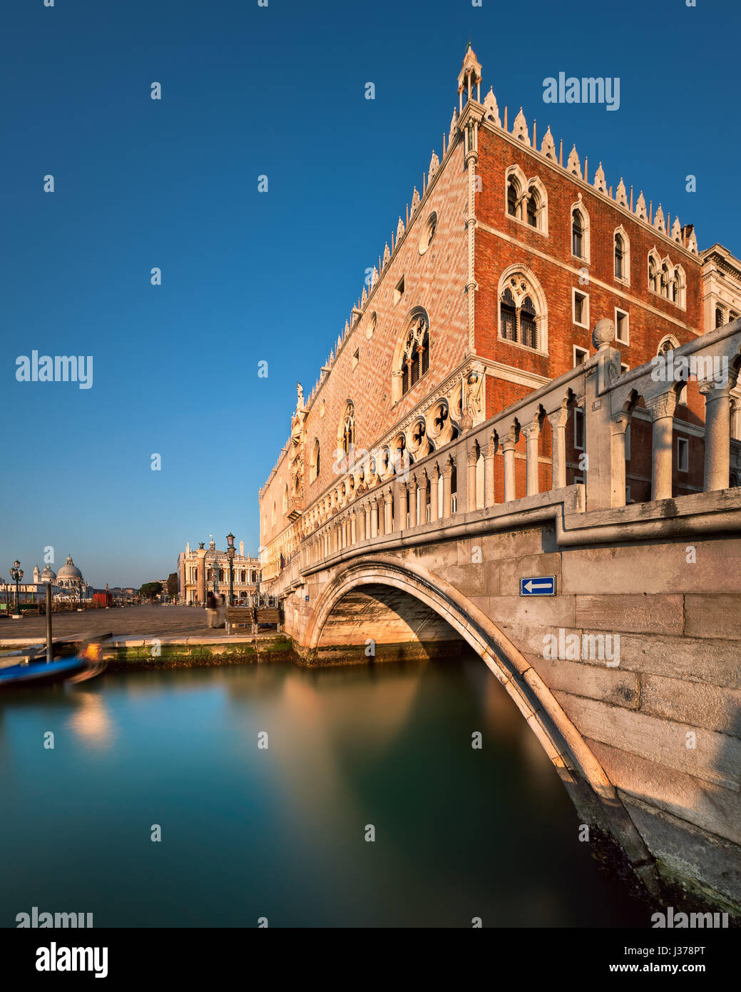 Dogenpalast, beleuchtet von Rising Sun bei Sonnenaufgang, Venedig, Italien Stockfoto