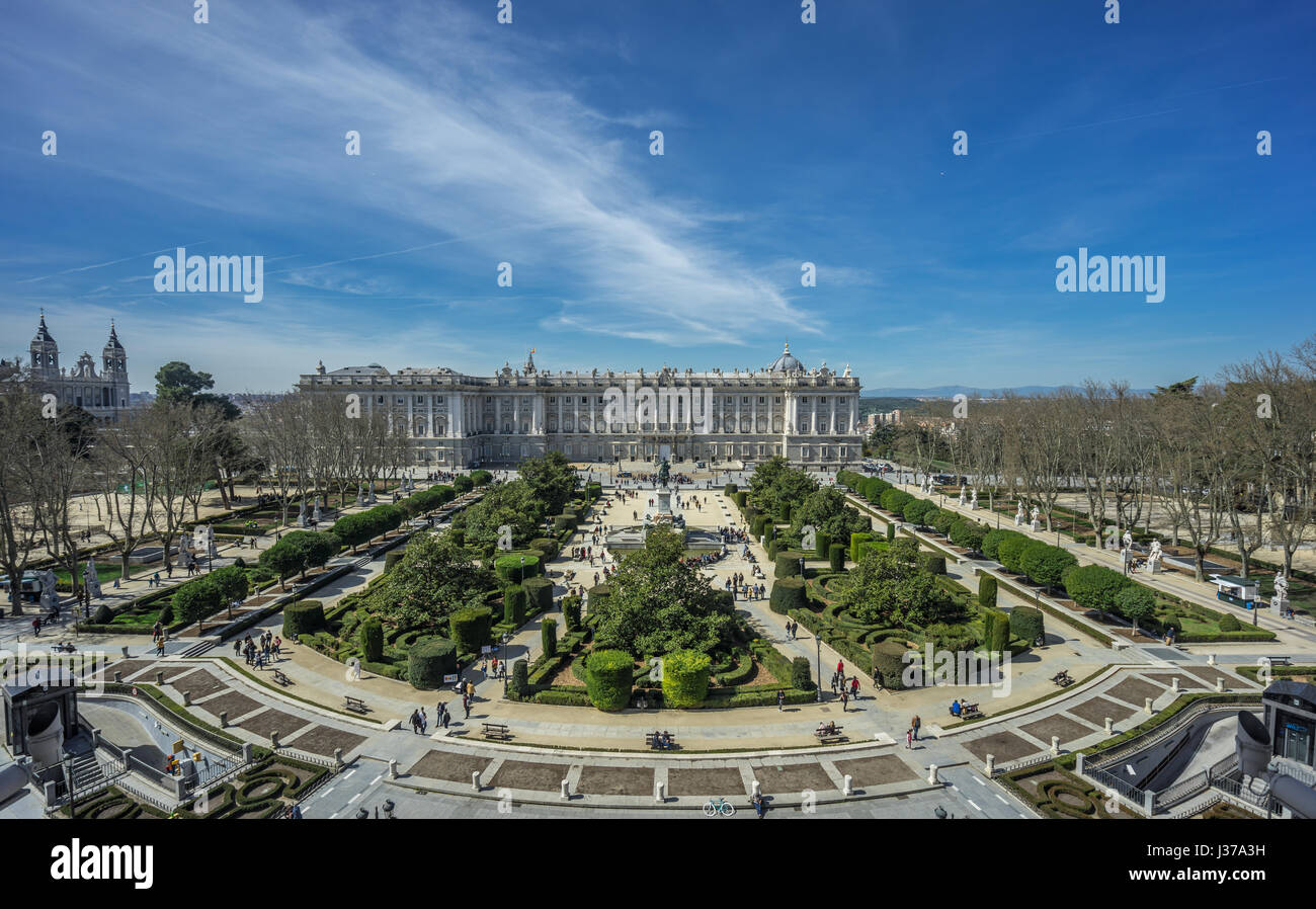 Panoramablick auf Touristen sammeln sich um Königspalast (Palacio Real