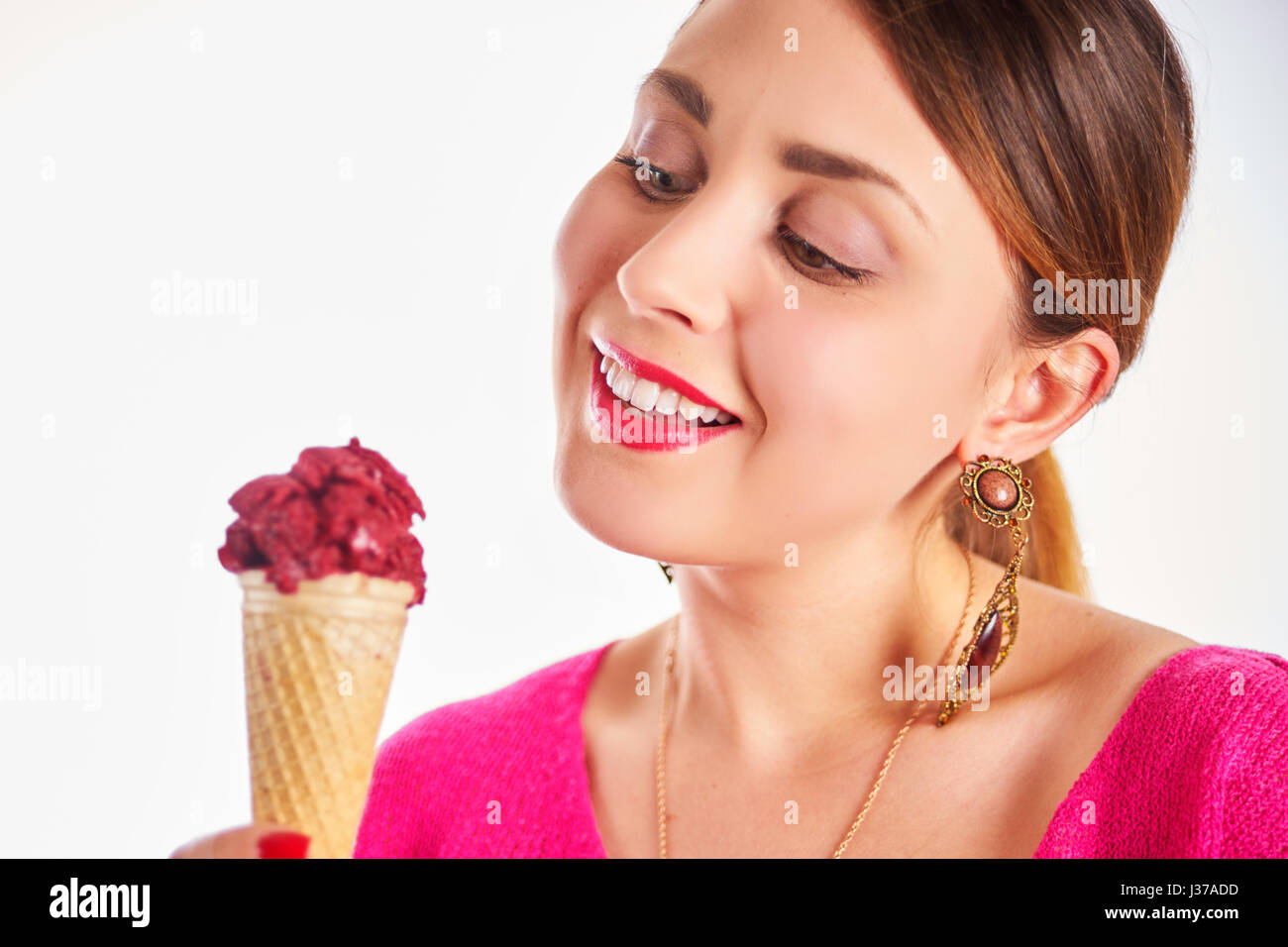 Fröhliche Frau sucht verlockend auf Eis Dessert isoliert auf weiss. Isoliert auf weiss. Stockfoto