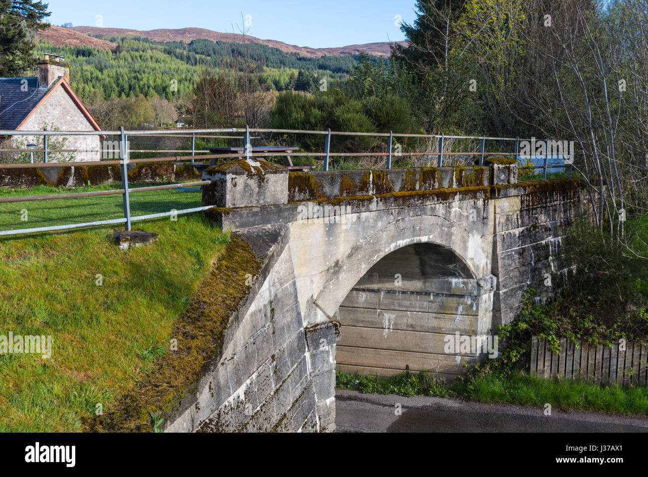 Alten stillgelegten Eisenbahnbrücke in Fort Augustus, Schottland. Stockfoto