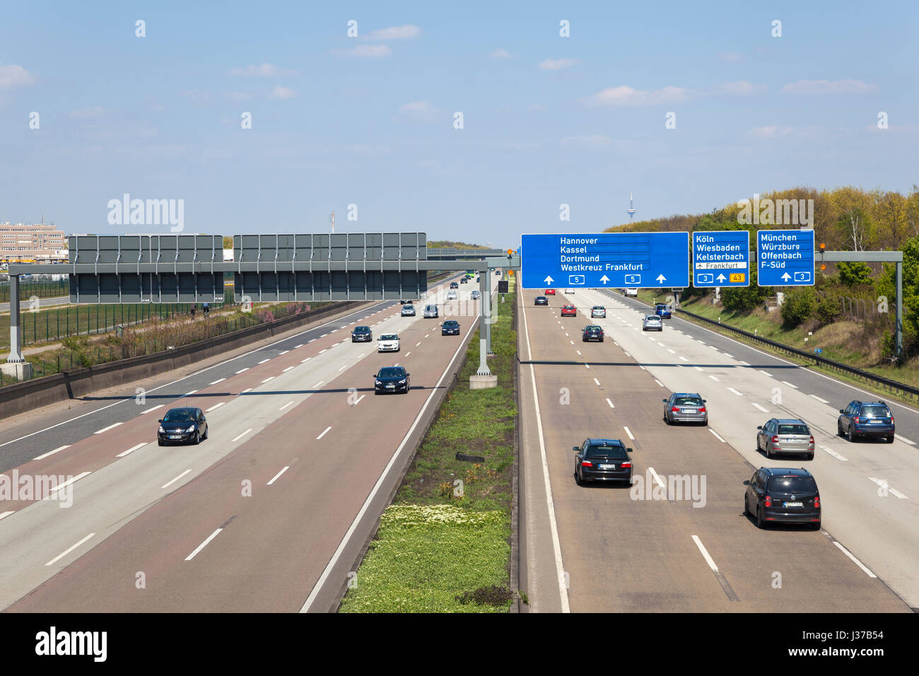 Frankfurt, Deutschland - 30. März 2017: Verkehr auf der Autobahn A5 - Autobahn Nummer 5 - in der Nähe der Stadt Frankfurt Main, Deutschland Stockfoto
