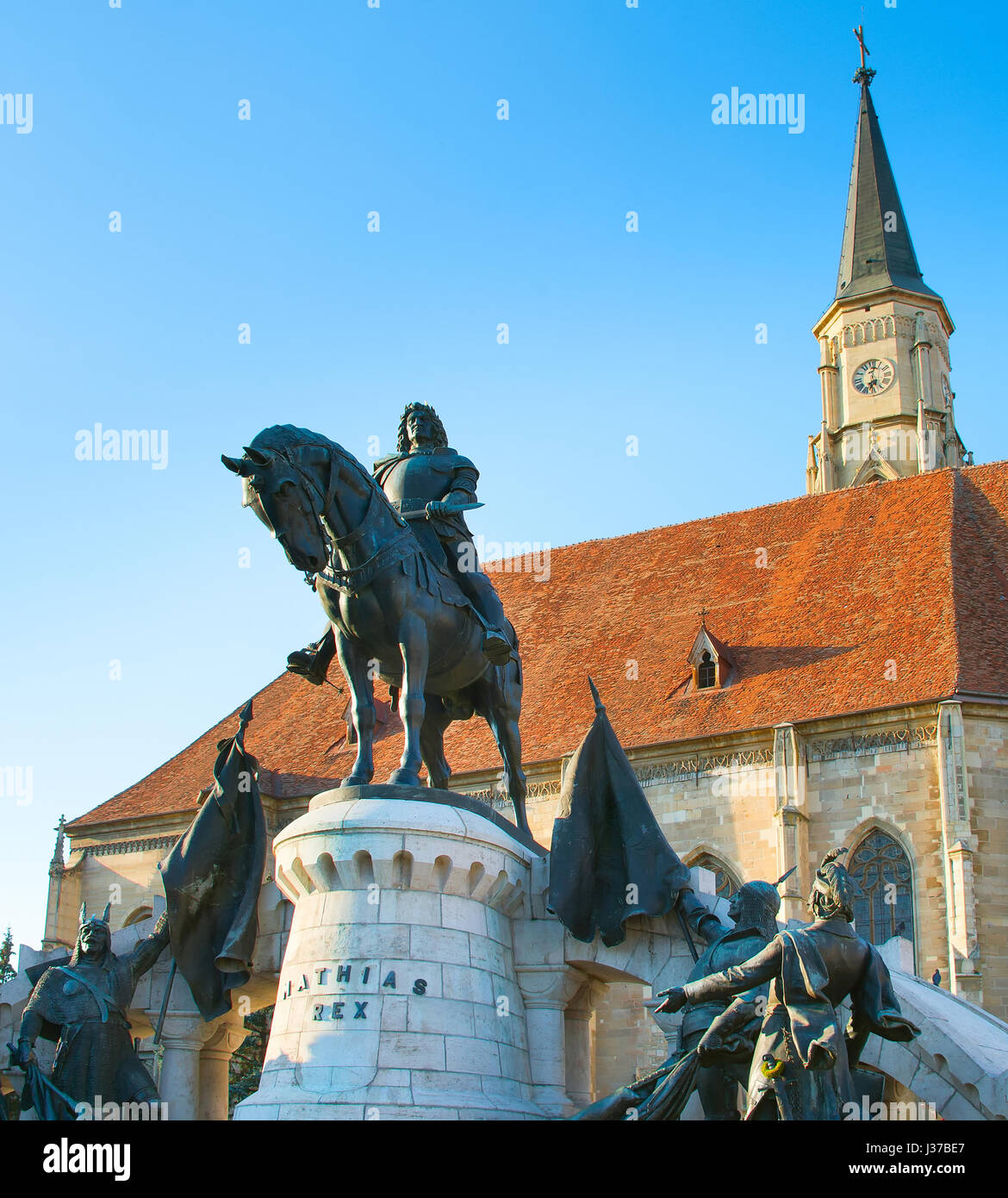 Matthias Corvinus Denkmal vor der St. Michaelskirche in Cluj-Napoca Stadt in Rumänien Stockfoto