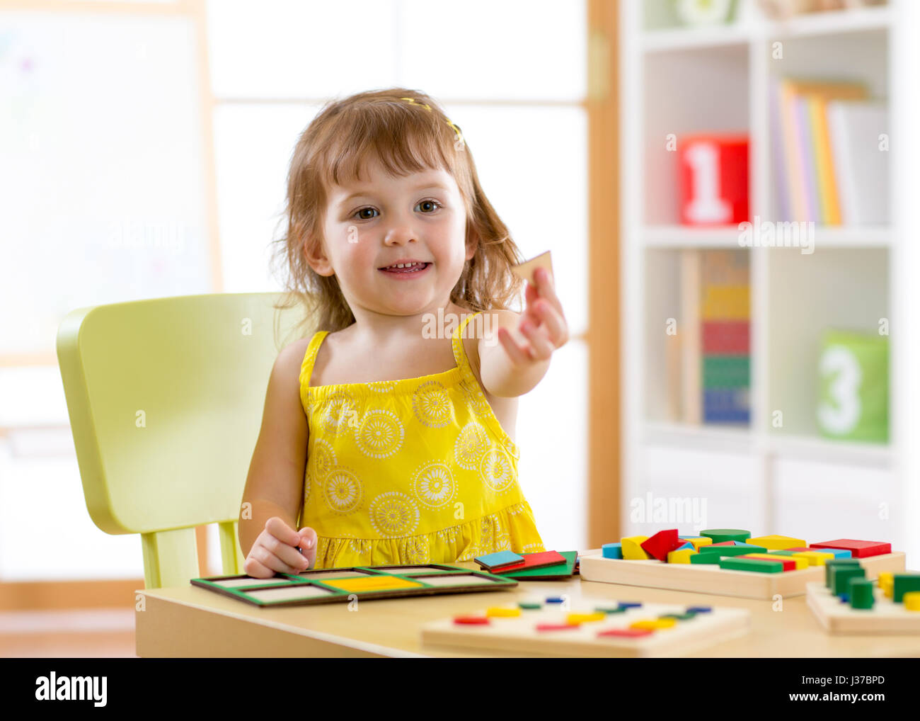 Kindergartenkind spielt in den Sorter am Tisch Stockfoto