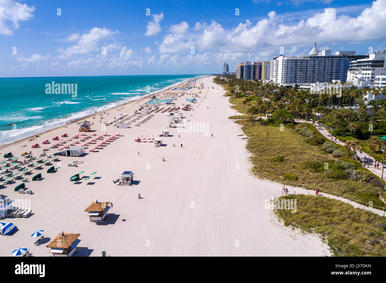 Miami Beach, Florida, Sand, Wasser im Atlantischen Ozean, Surfen, Vogelperspektive oben, Sonnenschirme, Liegestühle, Promenade, Cabanas, Hochhauscondomini Stockfoto