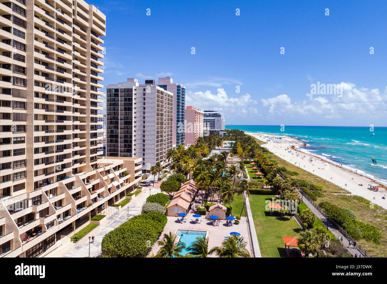 Miami Beach, Florida, Sand, Wasser im Atlantischen Ozean, Brandung, Luftaufnahme aus der Vogelperspektive oben, Hochhaus-Wohngebäude, Hotels, Besucher reisen Stockfoto