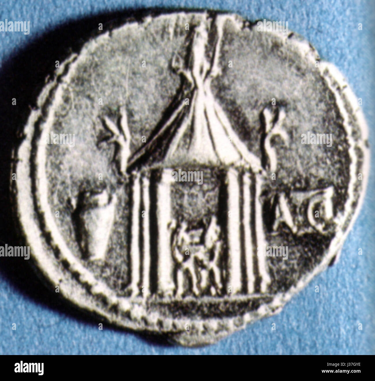 Denario di Quinto Cassio Longino con il Tempio di Vesta Stockfotografie