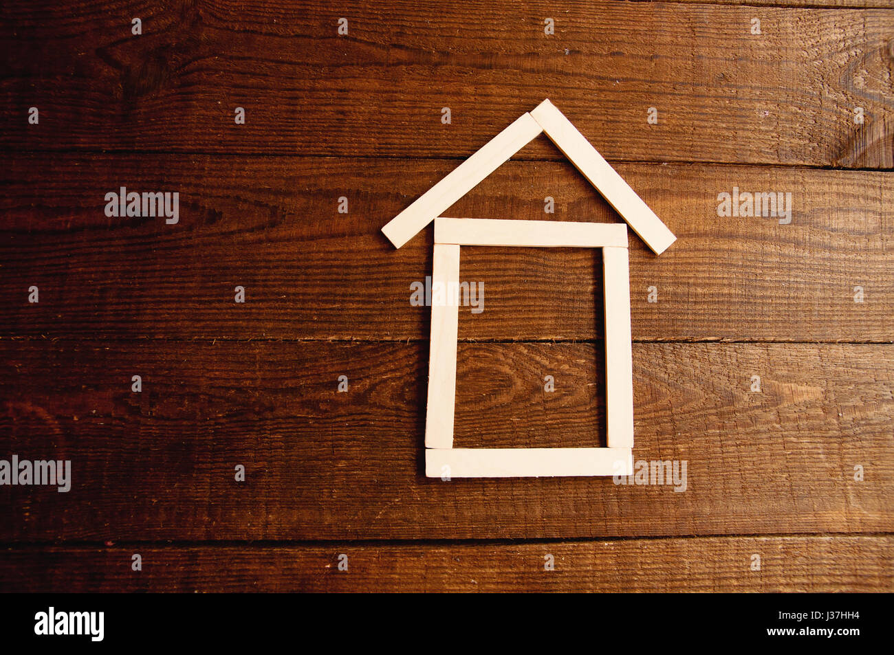 Hintergrund der Holzstäbe in Form eines Hauses am Holztisch braun Stockfoto