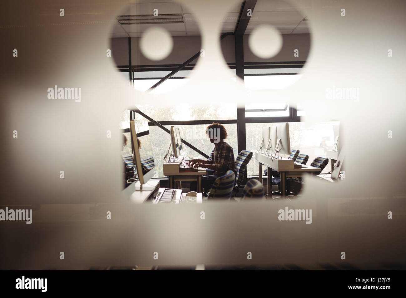 Männliche Tontechniker arbeiten an digitalen Bearbeitungsbildschirm im Tonstudio Stockfoto