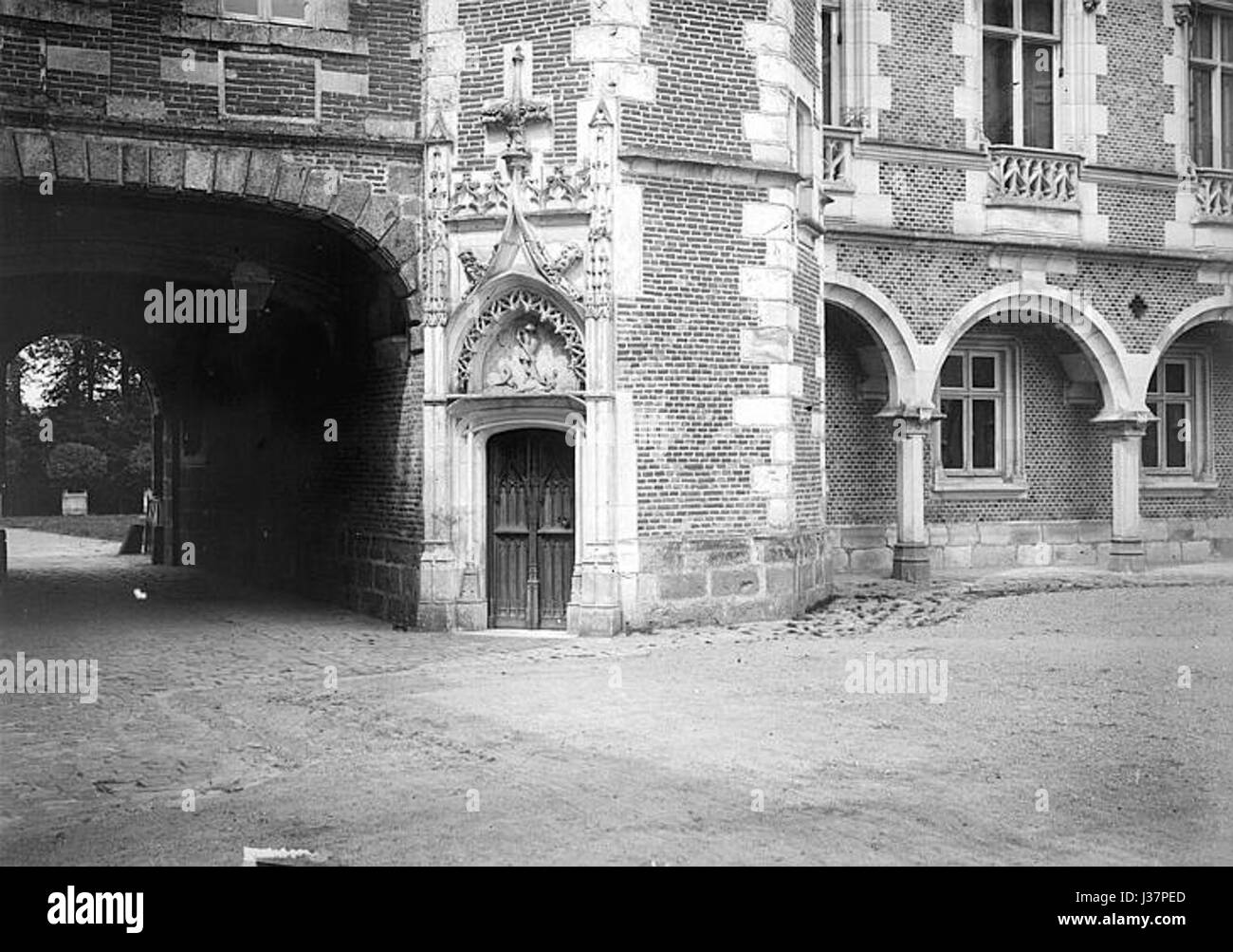 Das Chateau de Maintenon in Frankreich ist für seine Renaissance-Architektur bekannt. Dieses Bild zeigt die große Treppe (Tour d'Escalier), ein wichtiges architektonisches Merkmal, das die Eleganz des Schlosses unterstreicht. Stockfoto