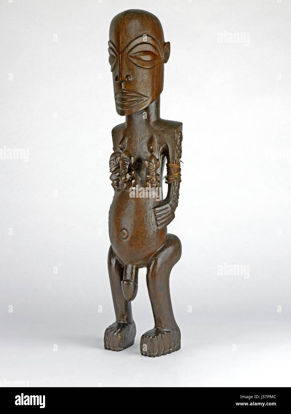 Diese geschnitzte Holzfigur von den Cook Islands, die im British Museum untergebracht ist, zeigt die komplizierte Kunst der Pazifikinsel-Kultur. Die Figur repräsentiert traditionelle Schnitzertechniken und künstlerische Traditionen, die über Generationen von Kunsthandwerkern der Cookinseln weitergegeben wurden. Stockfoto